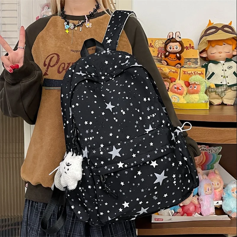 

Уникальный рюкзак большой вместимости со звездным принтом идеально подходит для старшеклассников.