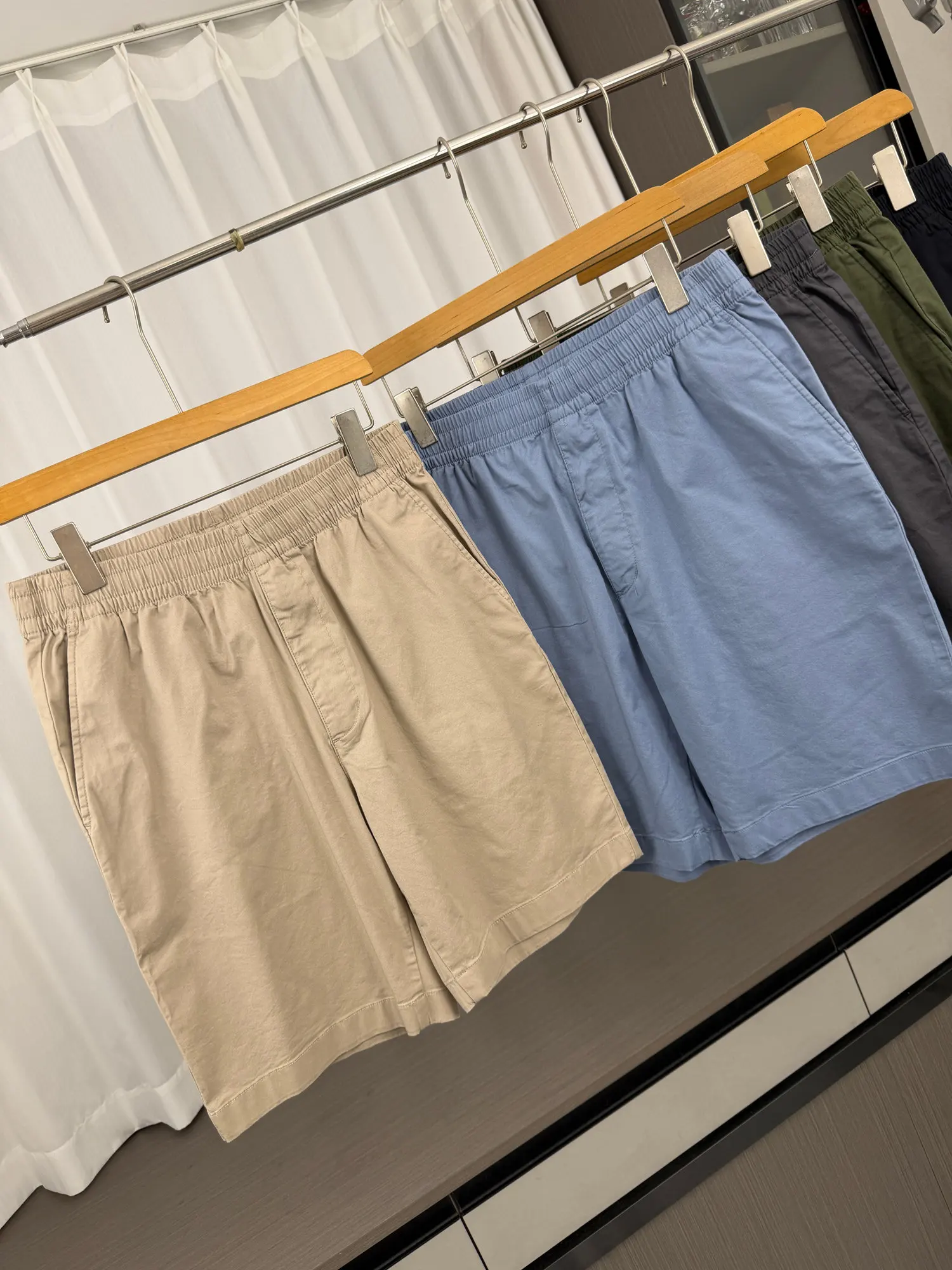 吸湿性、通気性、ルーズフィット、伸縮性ウエストのカジュアルショーツ、男性用夏用ピュアカラー多用途快適軽量ショーツ