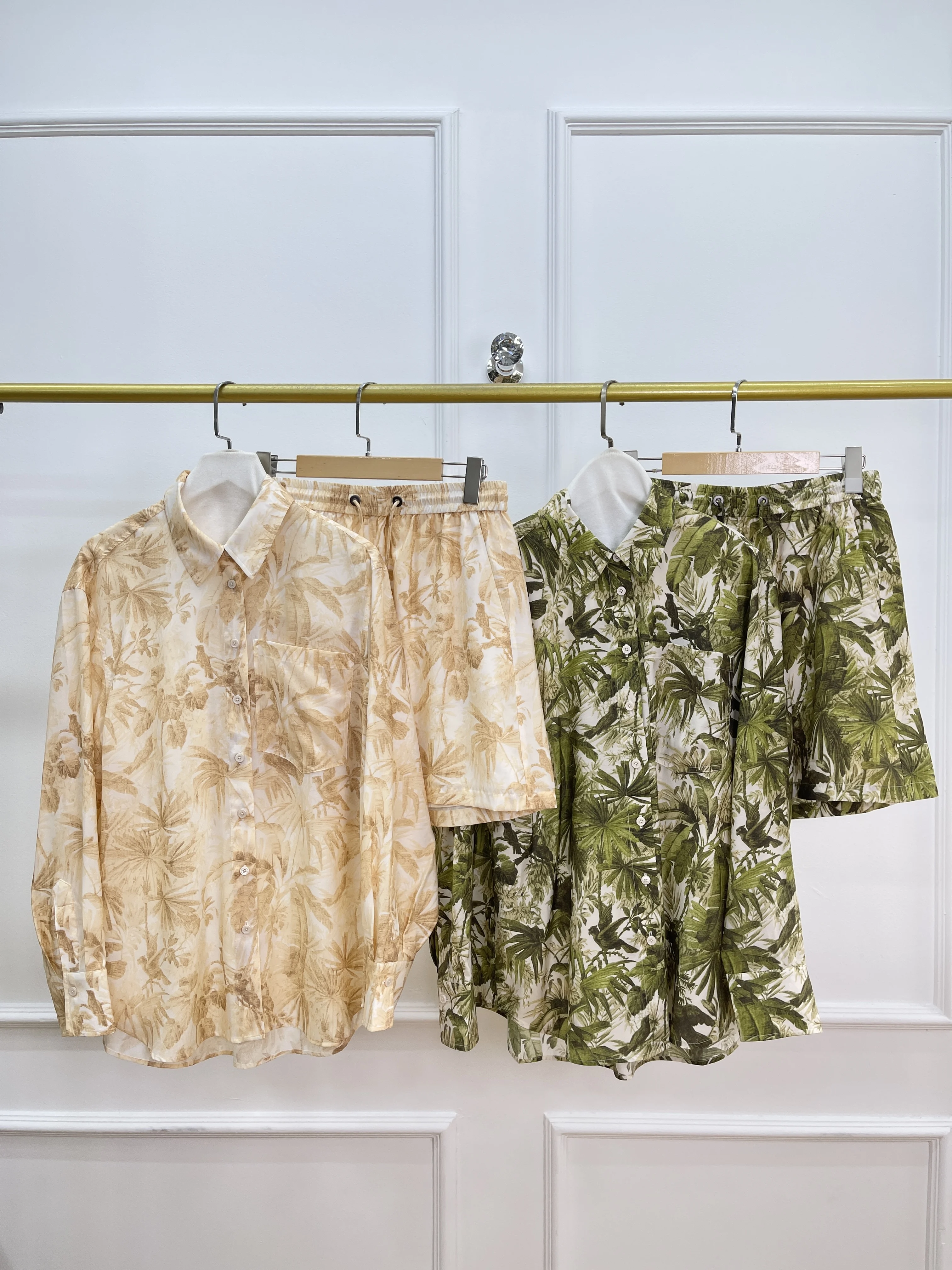 

Spring And Summer New High Quality Printed Shirt + Printed Shorts Two-Piece Suit For Women
