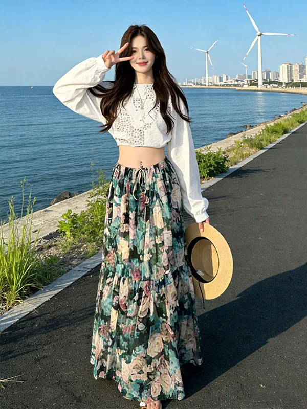 

Модный комплект: топ с кружевными вставками и винтажная белая юбка макси с трендовым принтом. Элегантный повседневный наряд для женщин.