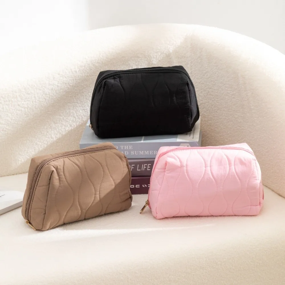 

Durable Large Capacity Quilted Cosmetic Bag Waterproof Multifunctional Toiletry Bag with Zipper Skincare Products Pouch