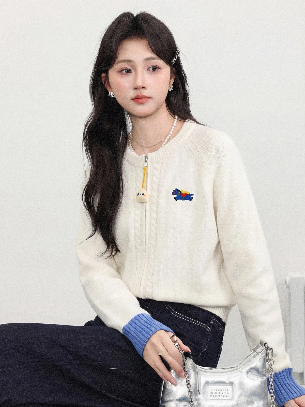 

Новый женский вязаный свитер свободного кроя с круглым вырезом, бежевый, осенне-зимний, от Zhang Soda, для повседневной носки, с длинными рукавами, на молнии