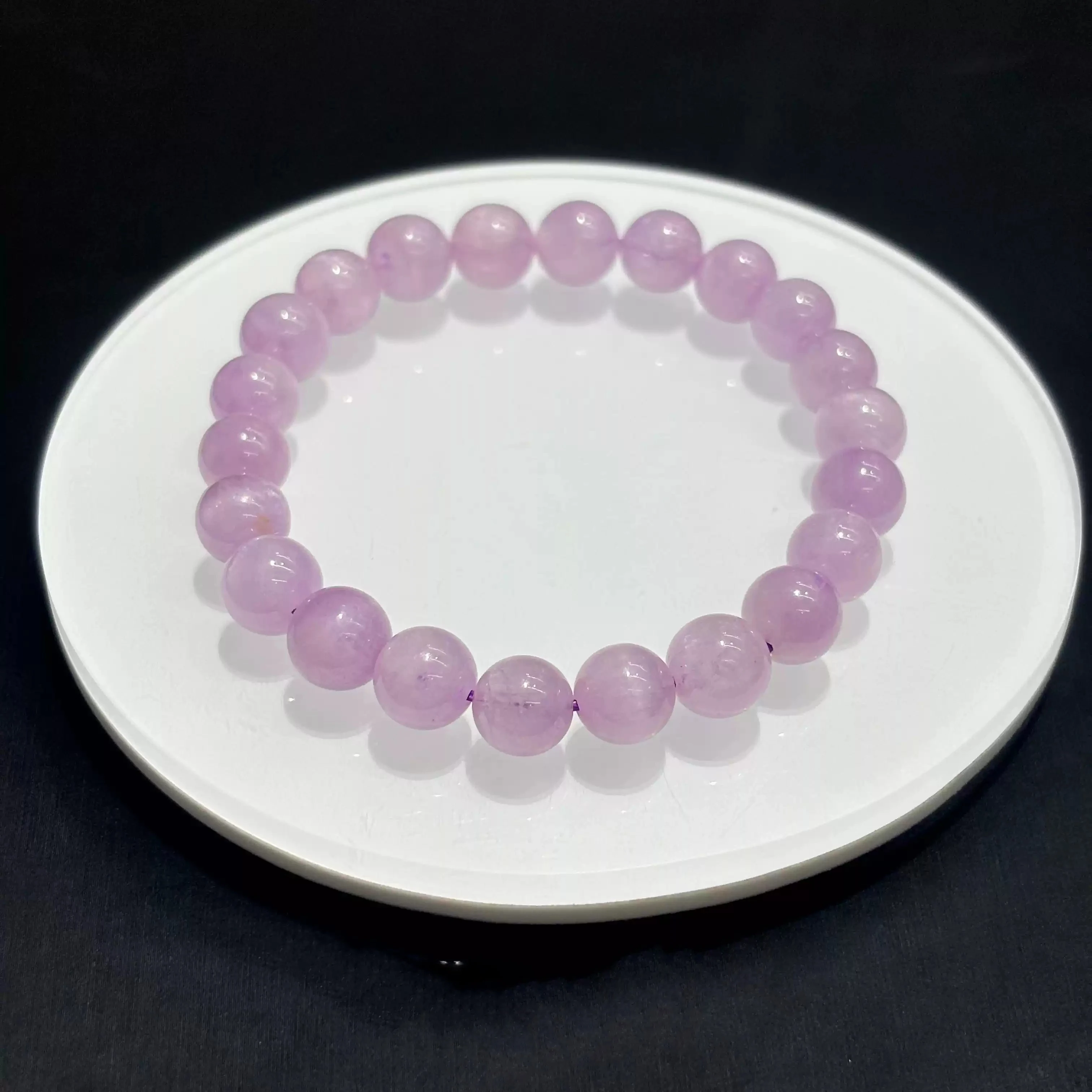 

Браслет из натурального кунзита с круглыми бусинами на резинке, нежный лавандово-розовый оттенок с тонкой облачной полупрозрачностью, для женщин и взрослых.