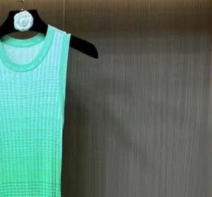 Zweiteiliger Damen-Anzug mit Farbverlauf, ärmelloses, schmal geschnittenes Strickkleid oder langärmelige, elegante Strickjacke