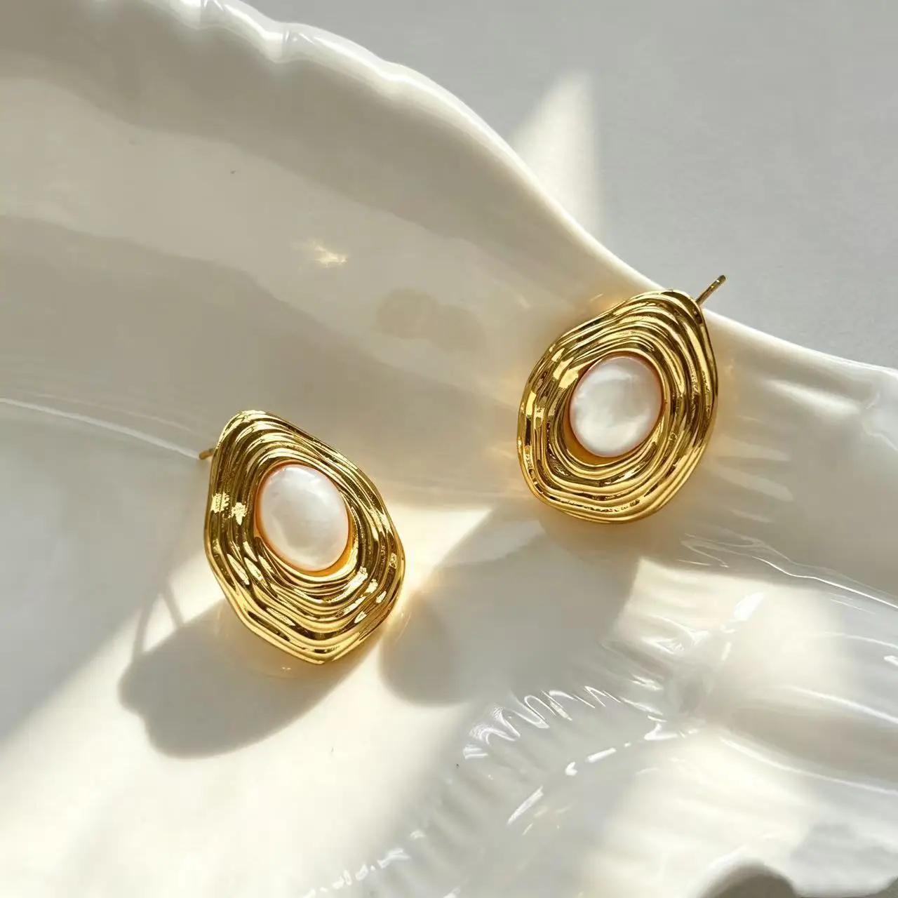Niche texture swirl metal pearl stud earrings female French retro irregular water drop fritillary light luxury commuter earrings