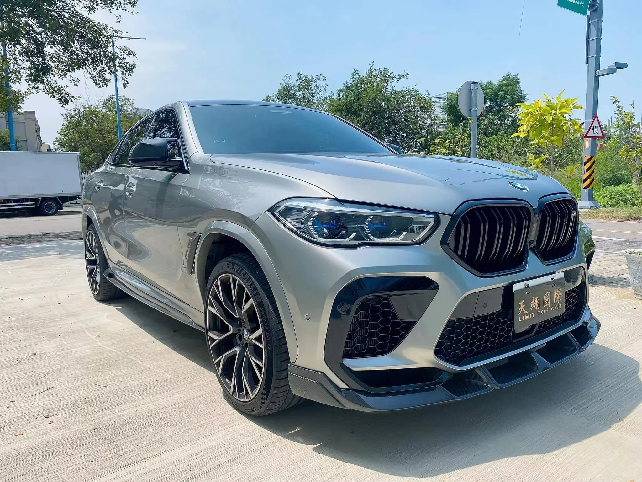 Wholesale Carbon Fiber LD Style Front Bumper Kidney Center Mesh Grill Grille For BMW X6M F96 Front Grille
