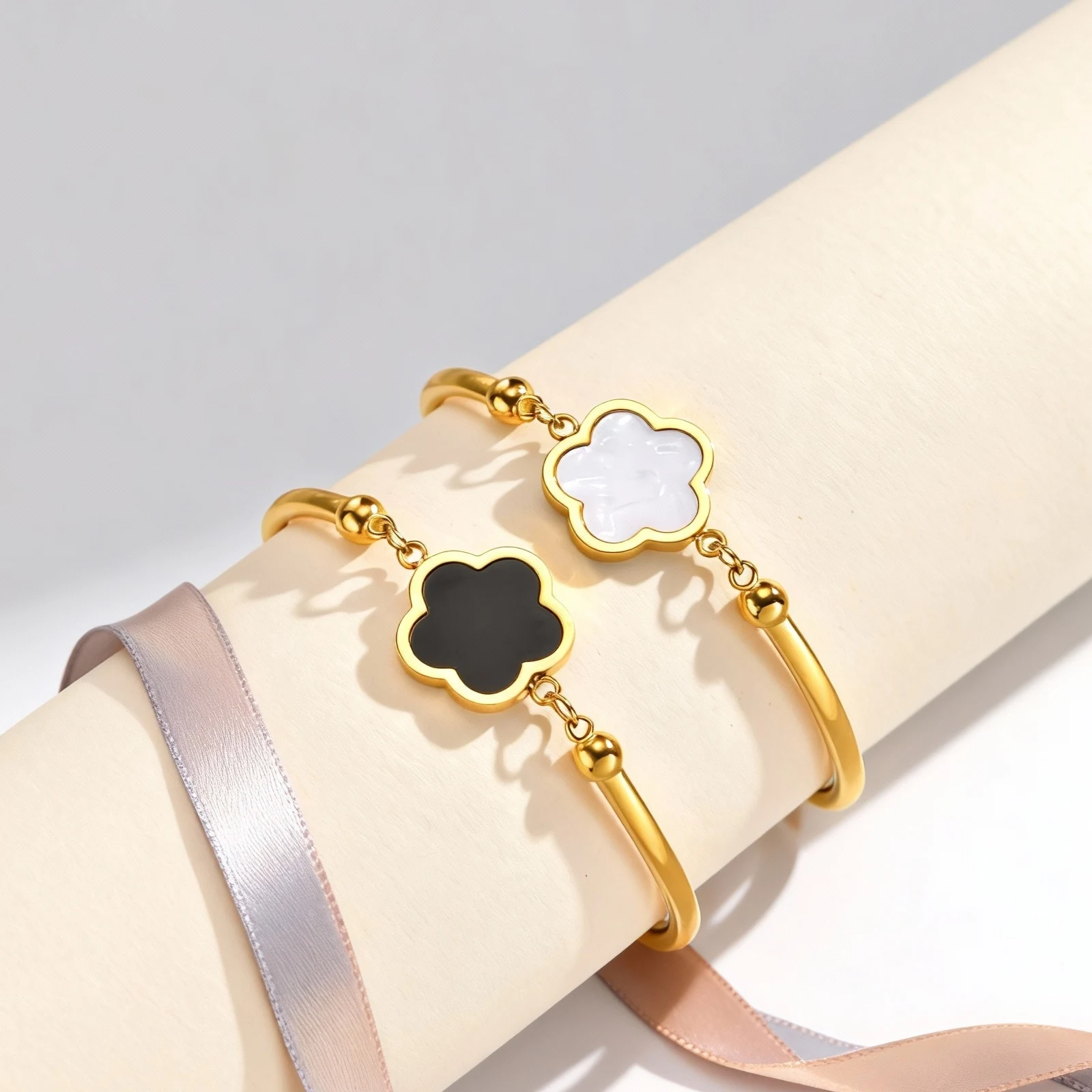Klassisches Charm-Armband mit fünf Blättern und Blumen für Damen, verstellbarer Armband-Armreif aus Edelstahl, modischer Luxus-Klee-Schmuck – Detail 5