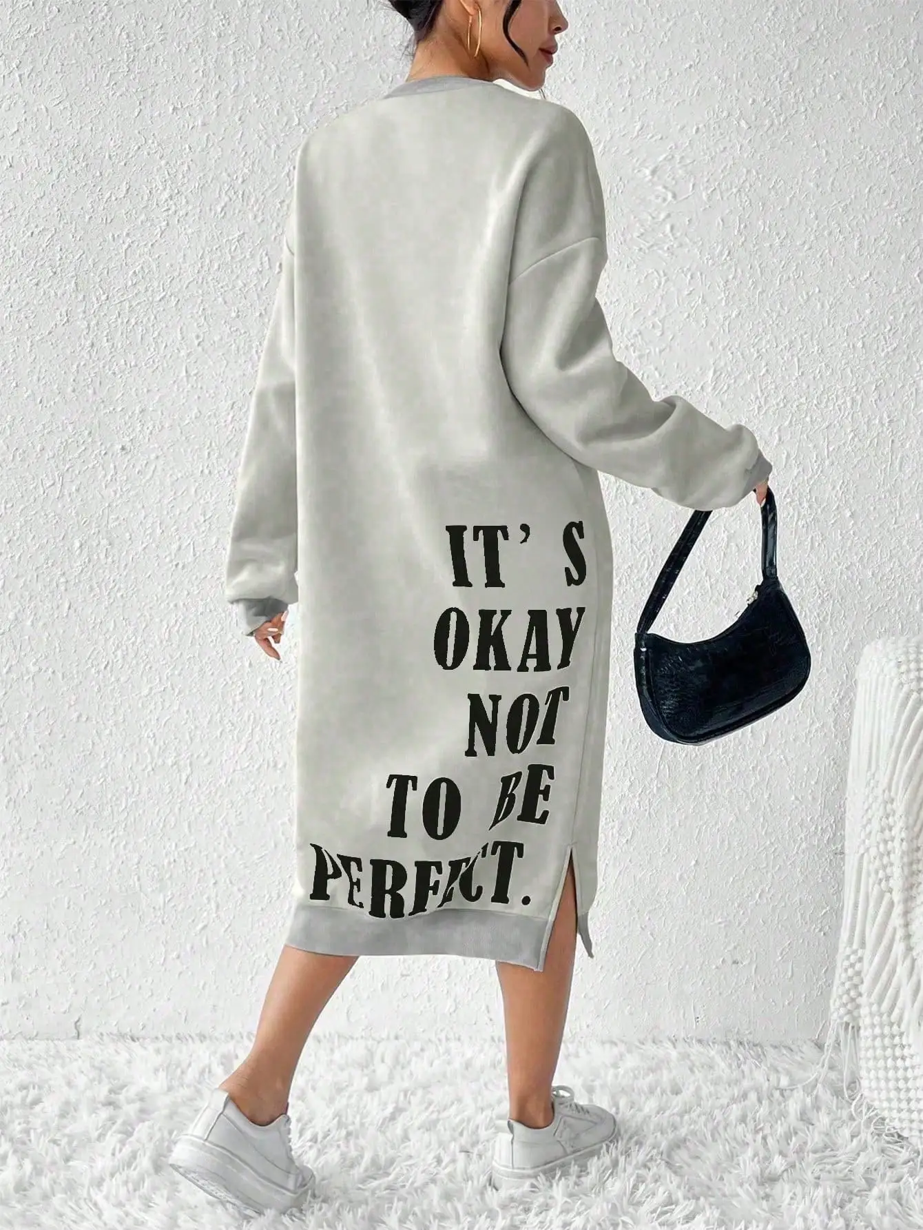 เดรสเสื้อสเวตเชิ้ตแขนยาวสีชมพูพิมพ์ลาย 'ไม่เป็นไรที่ไม่สมบูรณ์แบบ' ผ่าข้าง ทรงหลวมสำหรับใส่ลำลองในฤดูใบไม้ผลิฤดูใบไม้ร่วง