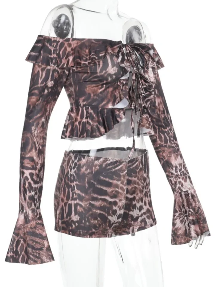 Conjunto de dos piezas con estampado de leopardo para fiesta y club nocturno, Top corto y pantalones cortos con mangas con volantes y hombros descubiertos, 2 conjuntos