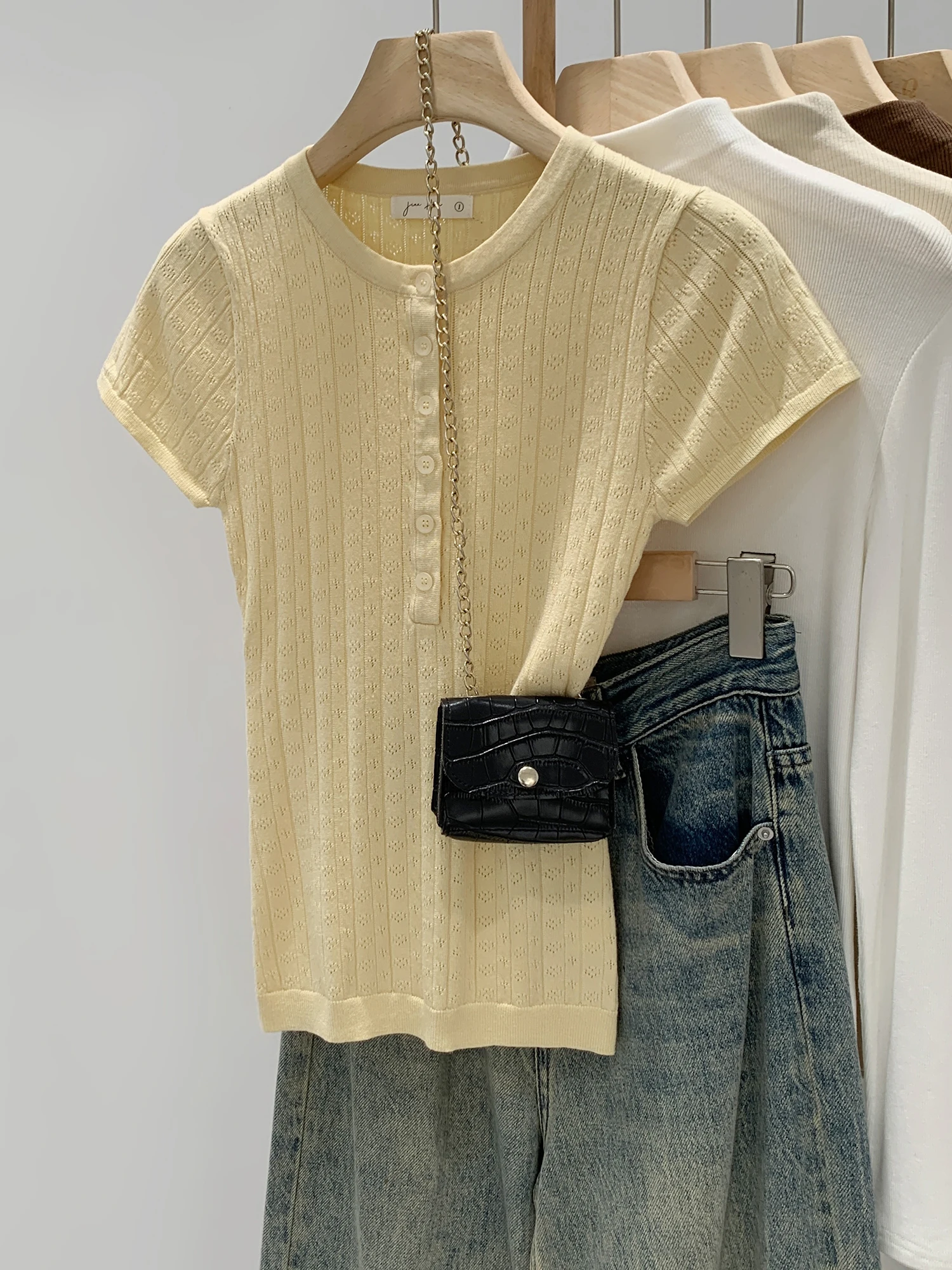

Slim Fit Knitted Short Sleeve T-Shirt Women's Style Summer 2026 New Old Money Style Quality Top Button Detail Korean Version ...
