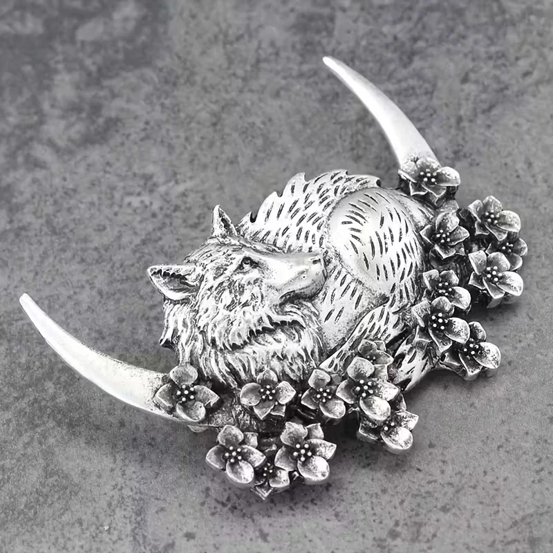 Eine Vintage-Haarpin mit einem Wikinger-Wolf-Motiv, ein Geschenk mit dem Motiv von Mond und Wolf – perfekt für den Anlass. – Detail 2