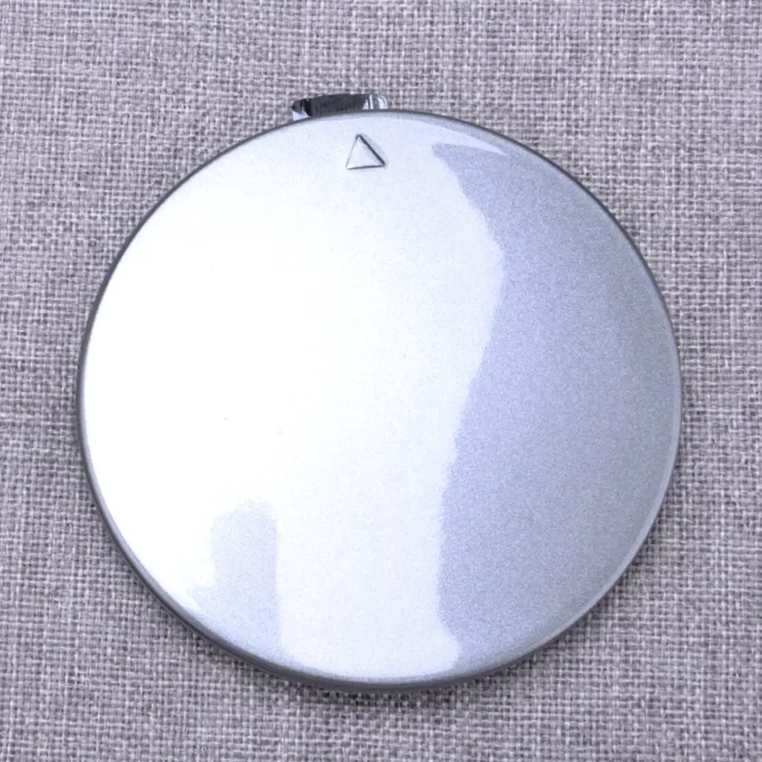 グレーのフロントバンパー用牽引フックカバー。x5-f15（2014年～2017年式）に適合。品番：51117378591。