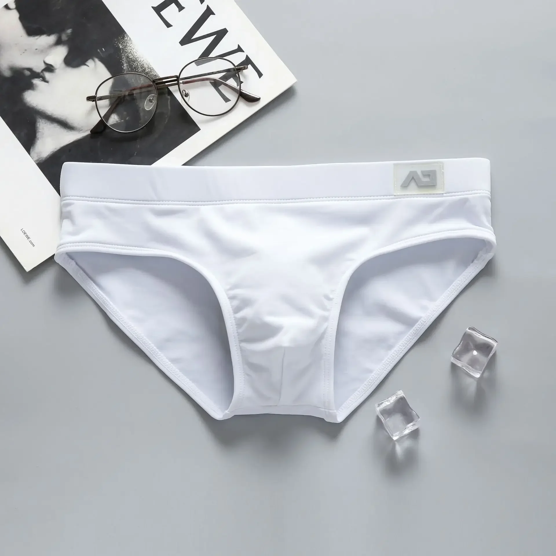 

Men's swimming trunks with low waist, sexy, big, anti-embarrassing, quick-drying young men's sports briefs addicted