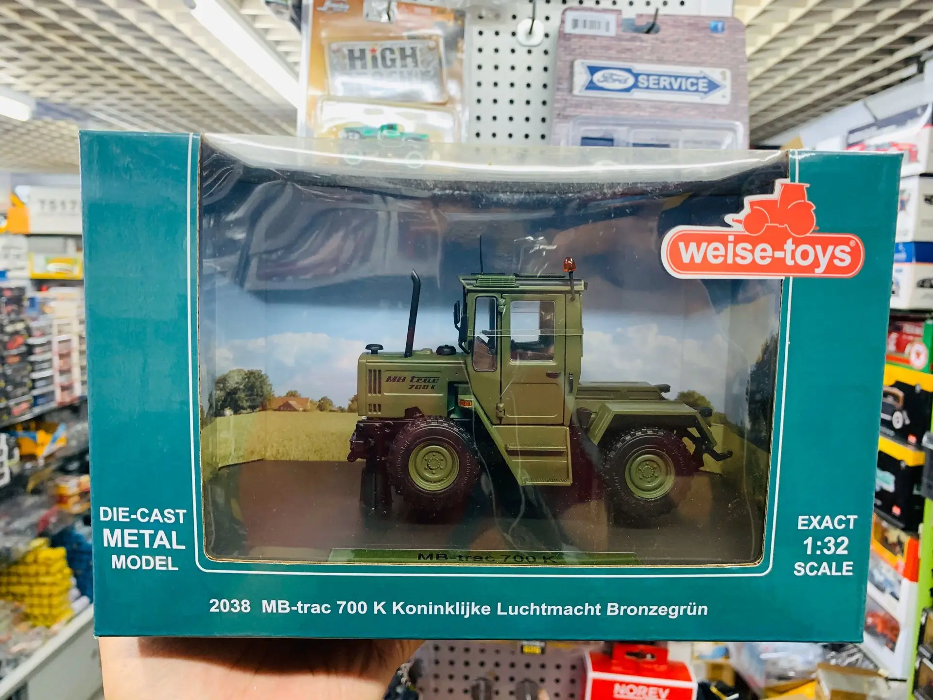 

Weise-Toys 2038 MB-Trac 700 K Koninklijke Luchtmacht Bronzegrun Tractor 1/32 Scale DieCast Model Tractor Gift