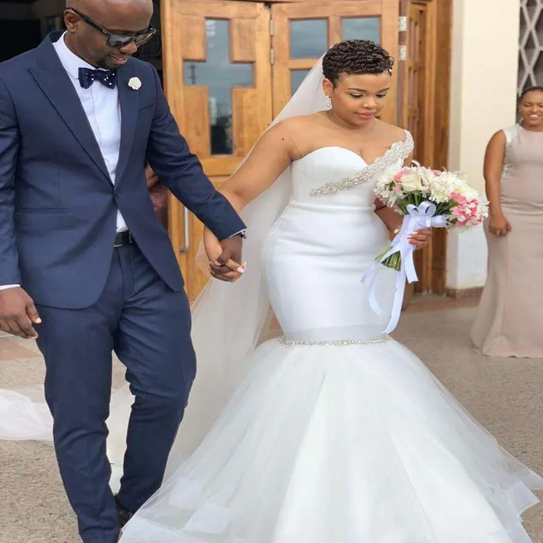 ชุดแต่งงานผ้าซาตินแขนสั้นแบบปรับแต่งได้ พร้อมชายกระโปรงยาวแบบกวาดพื้น ประดับด้วยลูกปัด ทรงเมอร์เมด รุ่นใหม่ล่าสุด