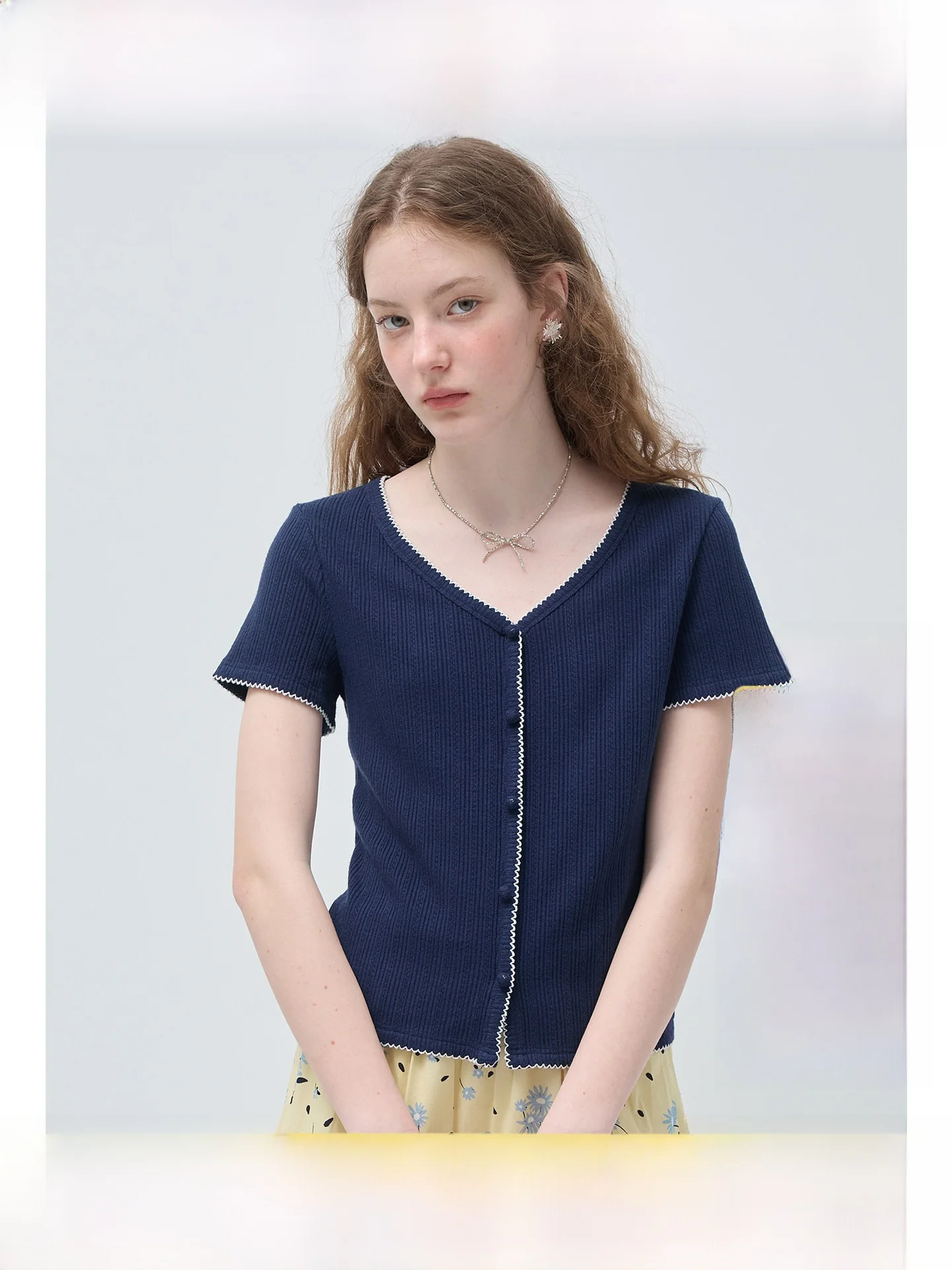 

Женская футболка больших размеров с V-образным вырезом, облегающая, с коротким рукавом, в стиле колор-блок, летняя универсальная одежда для слегка полных женщин, топ