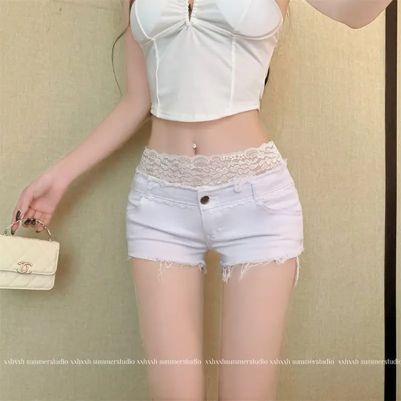 جينز قصير للغاية من قماش الدنيم المستقيم والدانتيل للنساء، سروال ضيق للفتيات الصيفي الساخن، سروال أسود منخفض الخصر على شكل حرف A