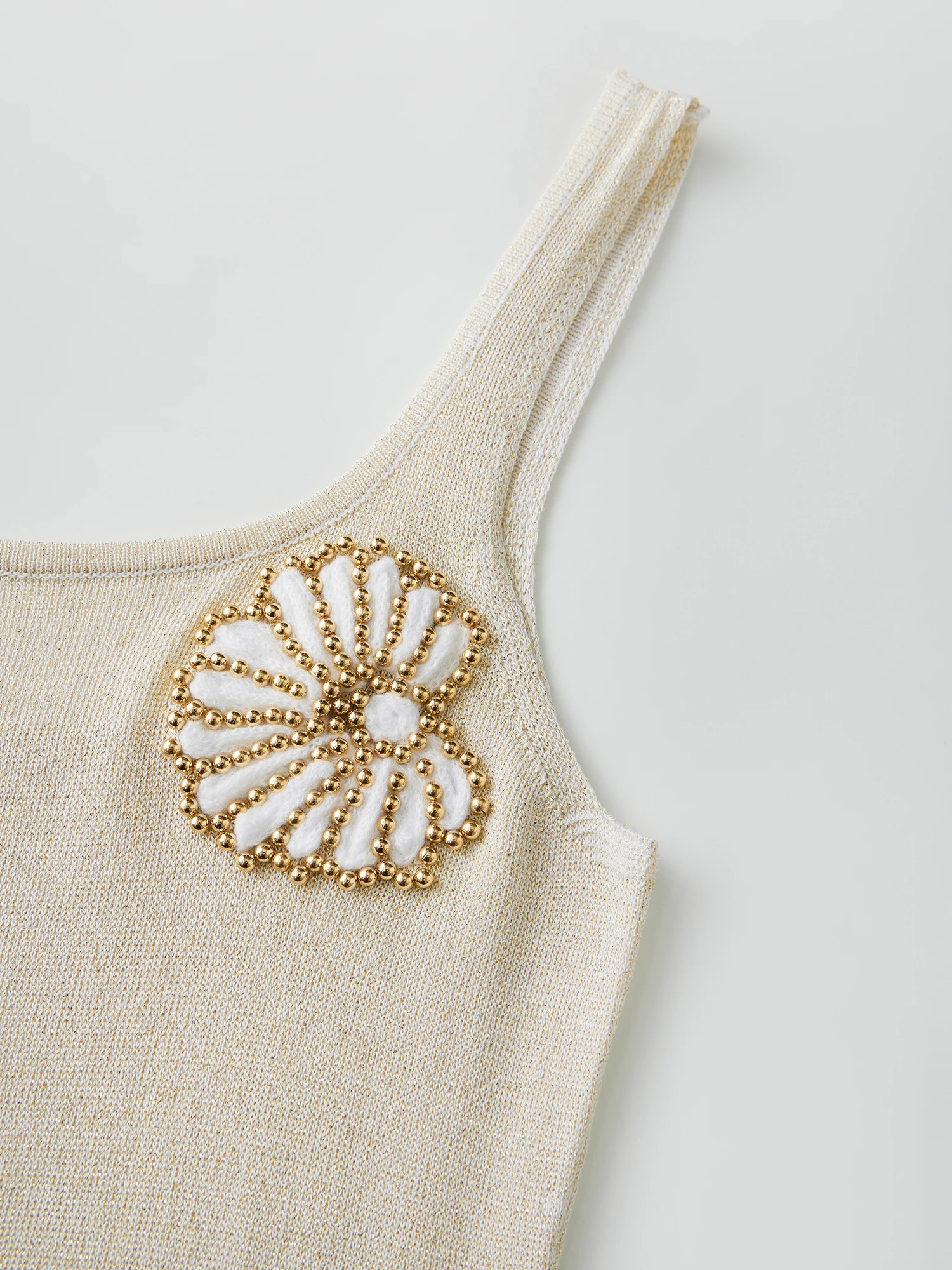 女性のかぎ針編みノースリーブマキシドレス、花柄刺繍ディテール付き、ボヘミアンシックなビーチウェディングパーティーや休暇着用に最適