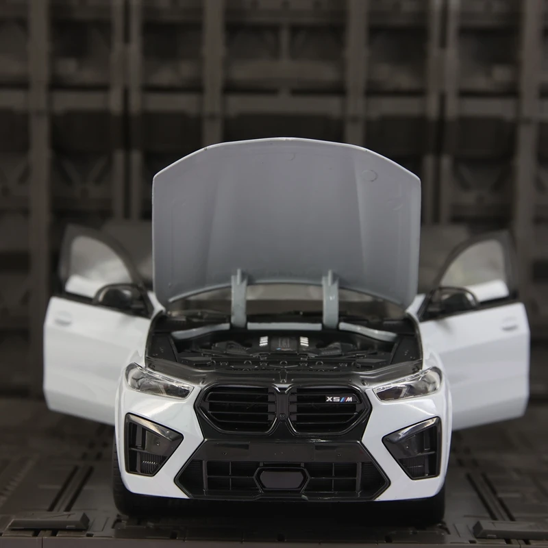 1:18 simulation BMW X5M alloy car model four doors and the front hood and trunk door can be opened rich details, finely crafted