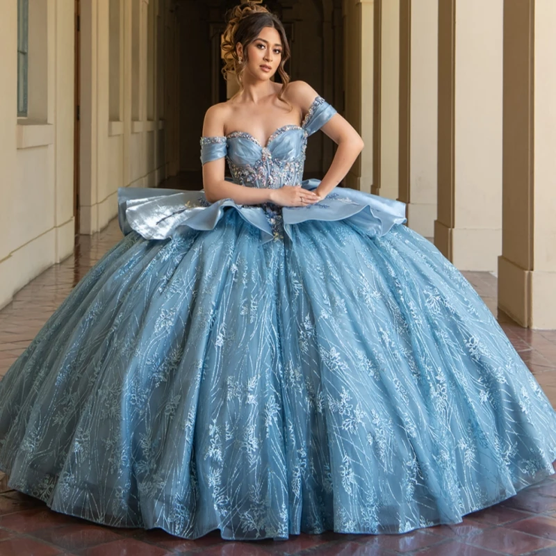 فساتين Quinceanera لامعة باللون الأزرق السماوي قبالة الكتف مزين بالترتر والخرز والدانتيل مع فيونكة تول لحفلات أعياد الميلاد الحلو 16 فستان فيستدوس