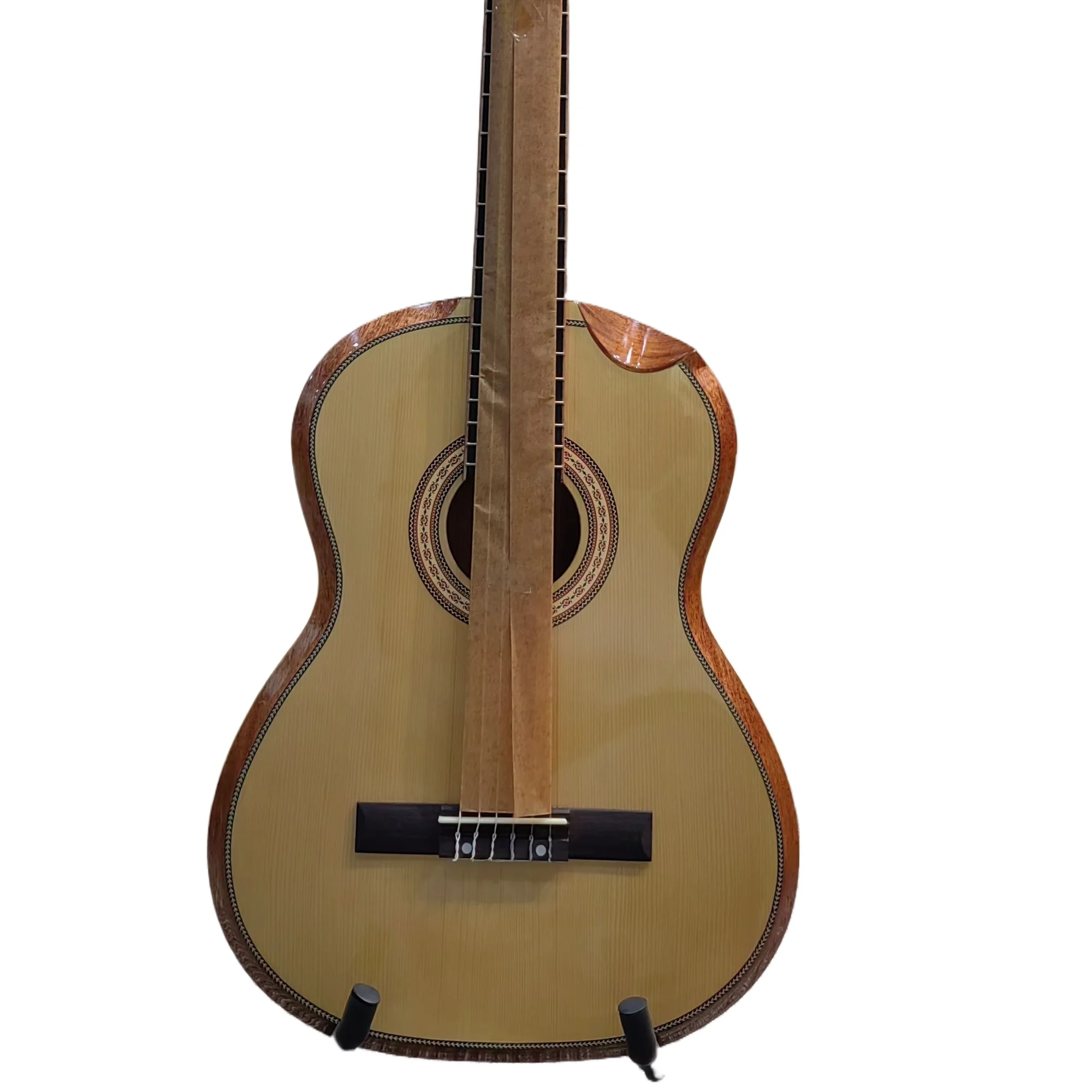 

Классическая гитара нового дизайна со всеми подлокотниками и небольшим вырезом.