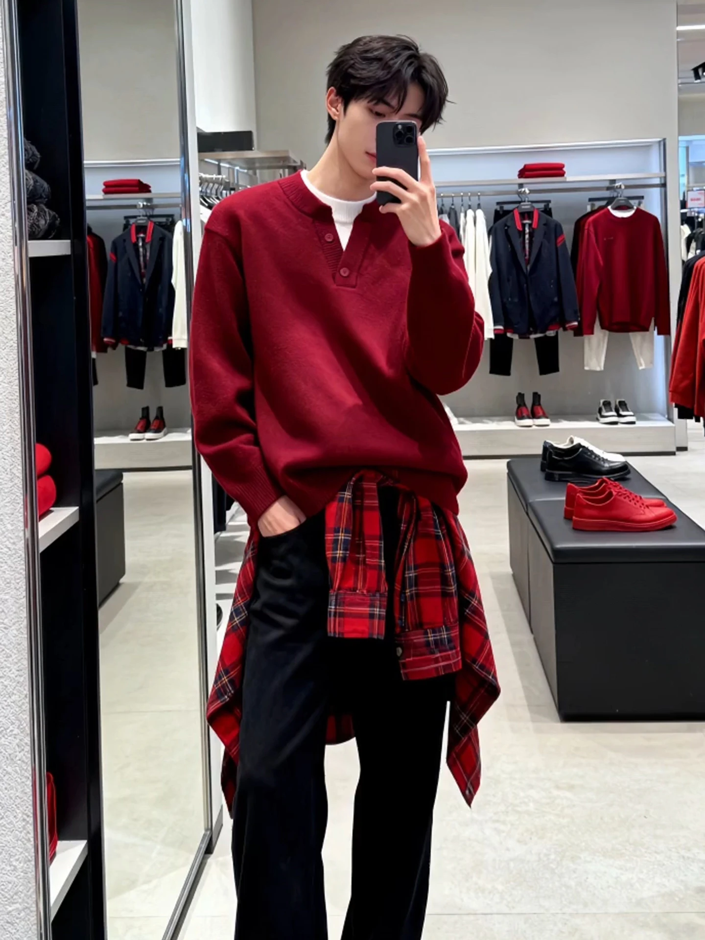 

Красный вязаный свитер с V-образным вырезом для мужчин, повседневная базовая одежда, весенне-осенний сезон, модный дизайн.