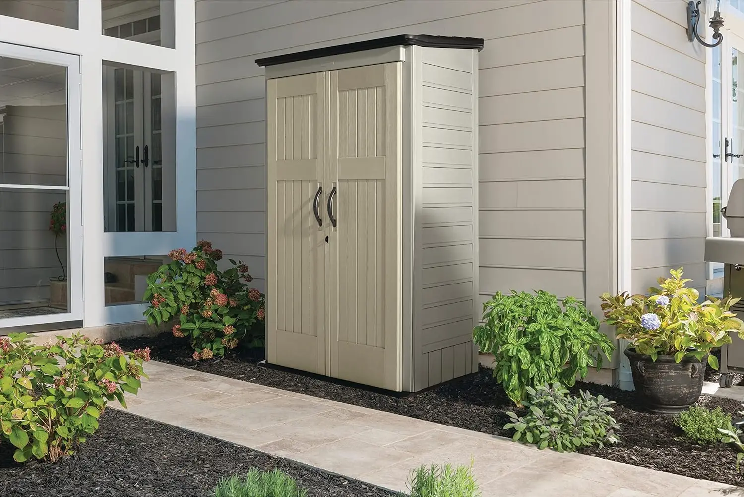 Rubbermaid-Vertical Resina Storage Shed com piso, resistente às intempéries, Organização ao ar livre, Bege Brown, 4x2,5 pés