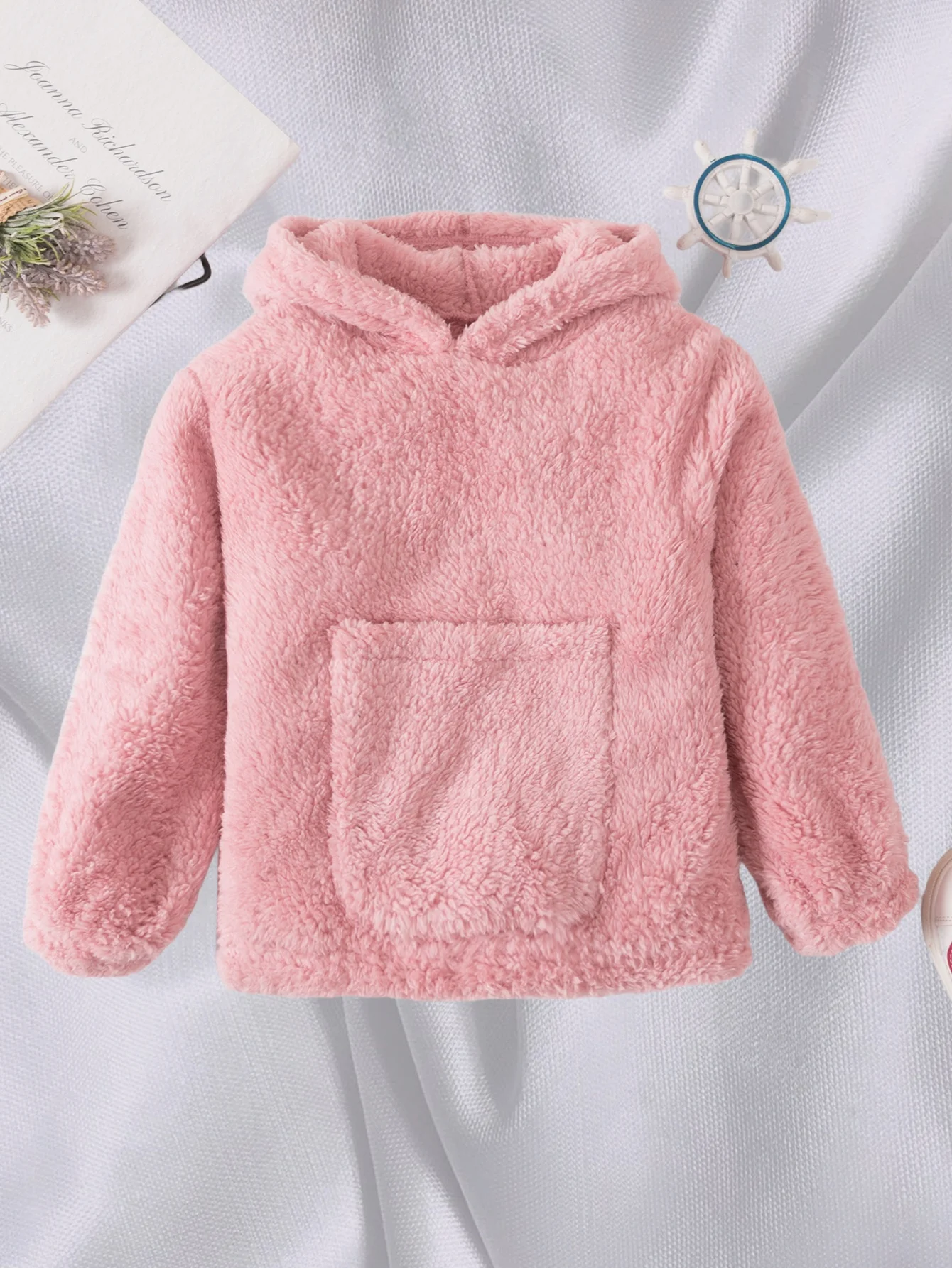 

Розовая плюшевая куртка с капюшоном - теплая и удобная.