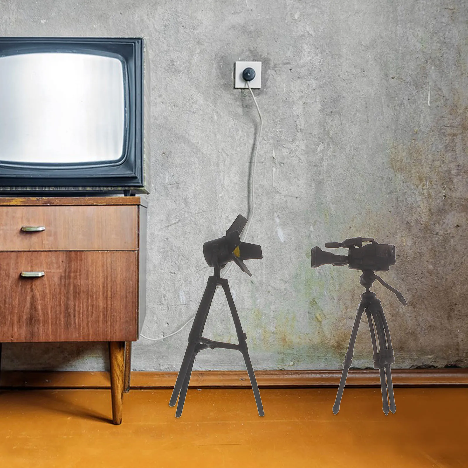 ชุดอุปกรณ์ถ่ายภาพจิ๋ว 2 ชิ้น สำหรับตกแต่งภูมิทัศน์ขนาดเล็ก ขาตั้งกล้องเรซิ่นขนาดกะทัดรัด พร้อมขาตั้งไฟจำลอง สำหรับบ้านตุ๊กตา