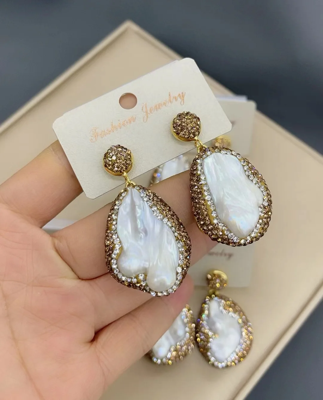 

Natural freshwater pearl earrings, European inlaid Czech electroplated 14K jewelry earrings wholesale
