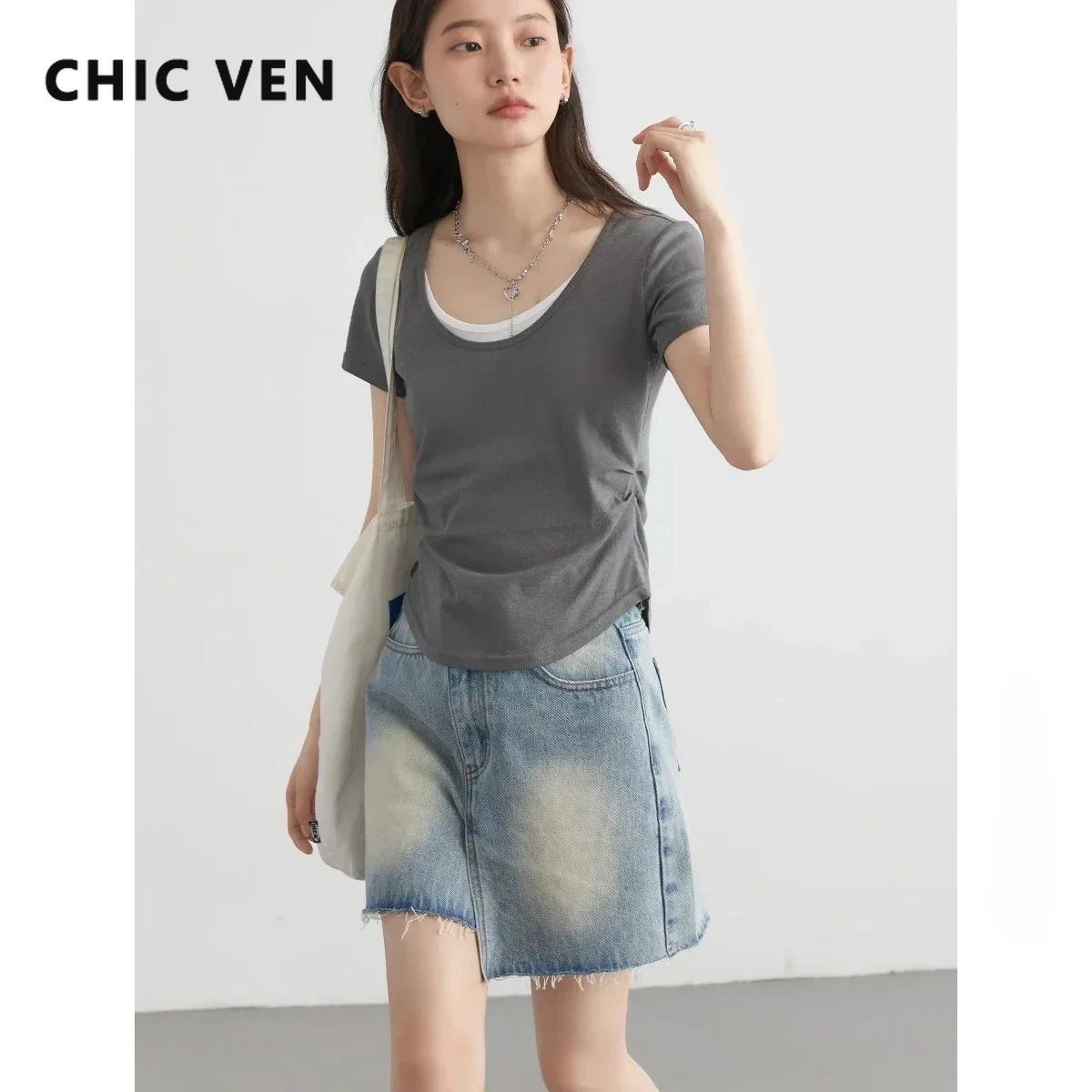 

Женские футболки CHIC VEN, контрастные плиссированные футболки с U-образным вырезом, женские топы с короткими рукавами спереди, новинка лета 2025