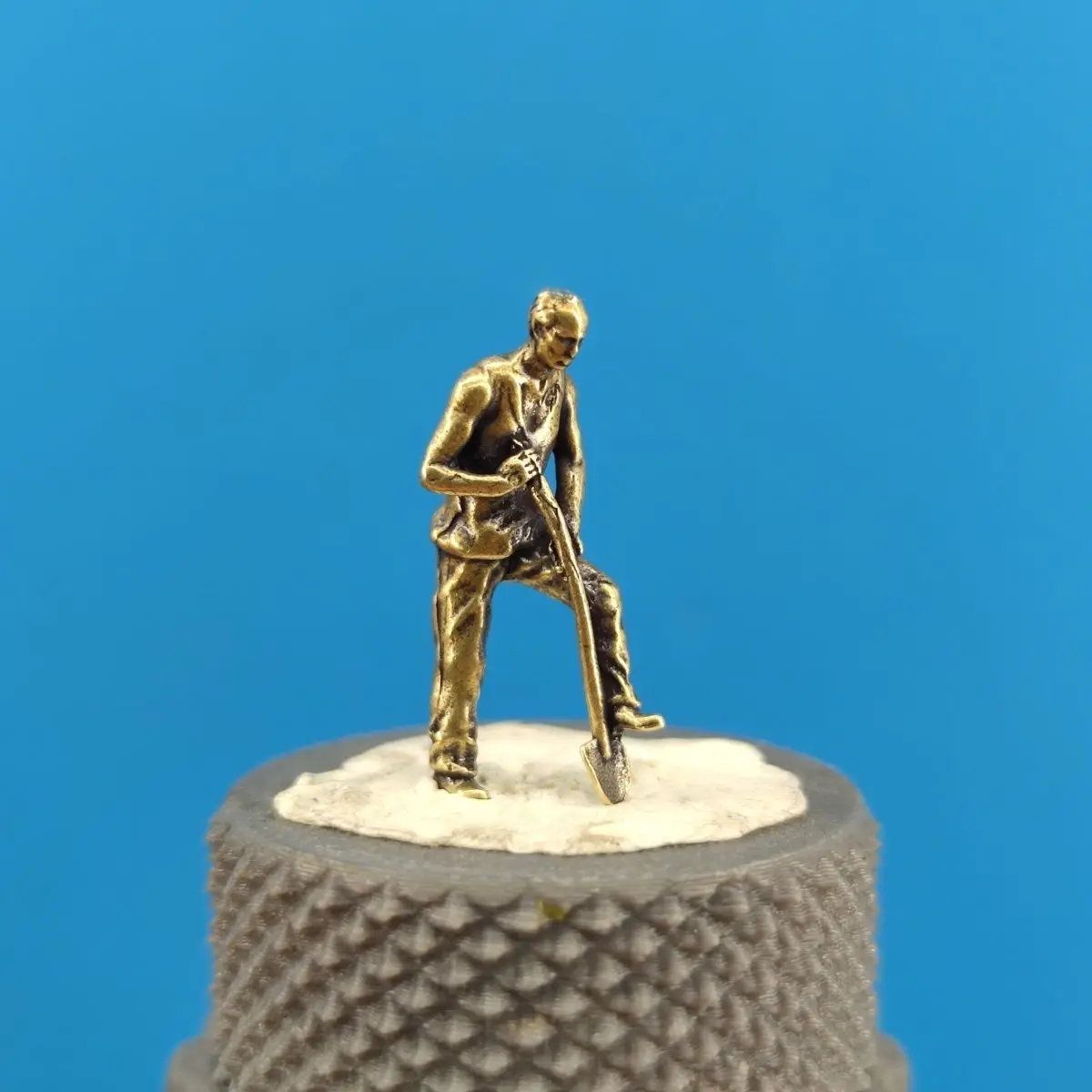 Brass Miniature Sand Shovel Worker Figure, Micro Landscape Model for Sand Table Decoration, Decorative Ornament for Home/Office