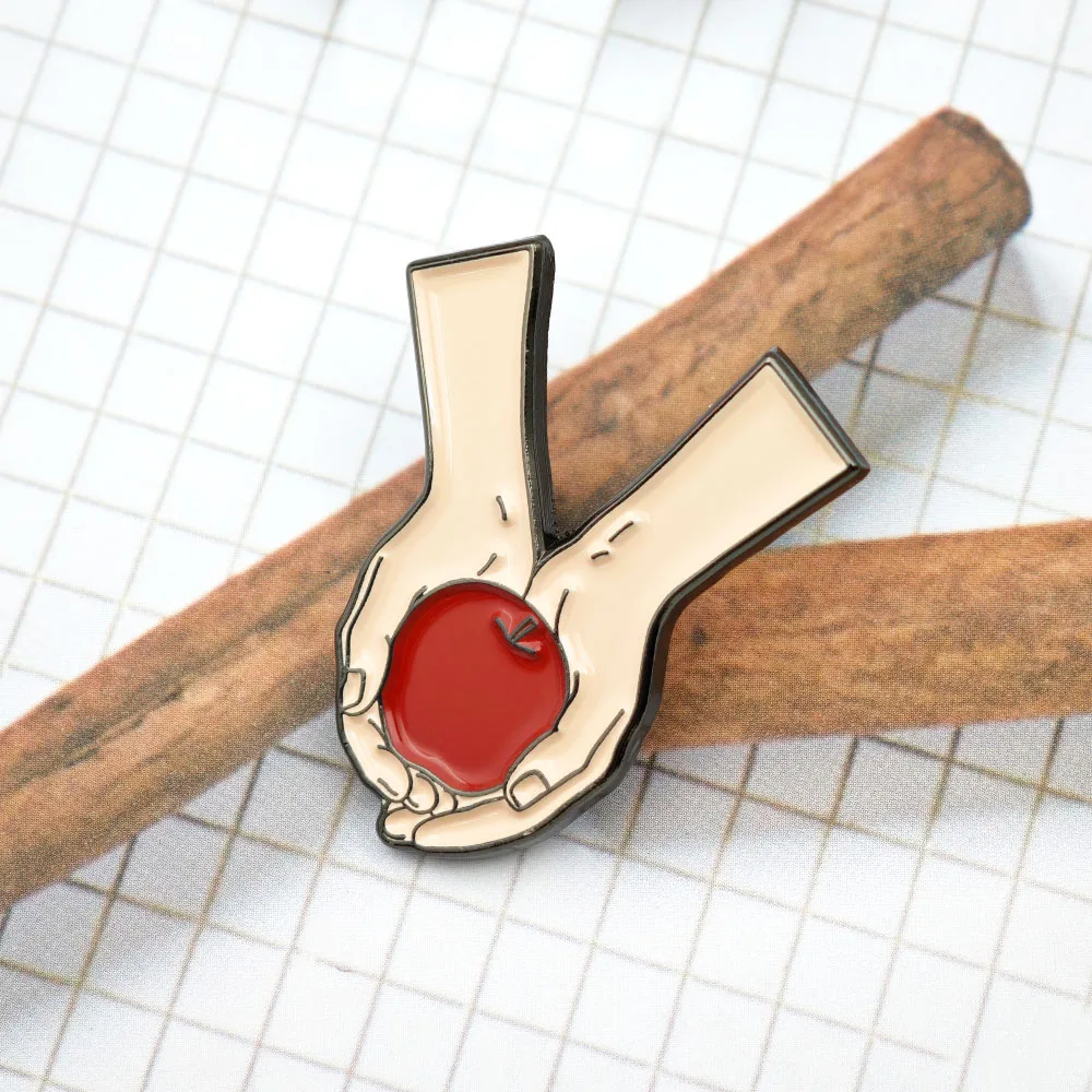 Die Twilight-Saga Emaille-Pin Hände, die einen roten Apfel halten, Buchumschlag-Broschen, Kolektion für Filmfans, Anstecknadeln, Schmuckgeschenk für Schüler – Detail 6