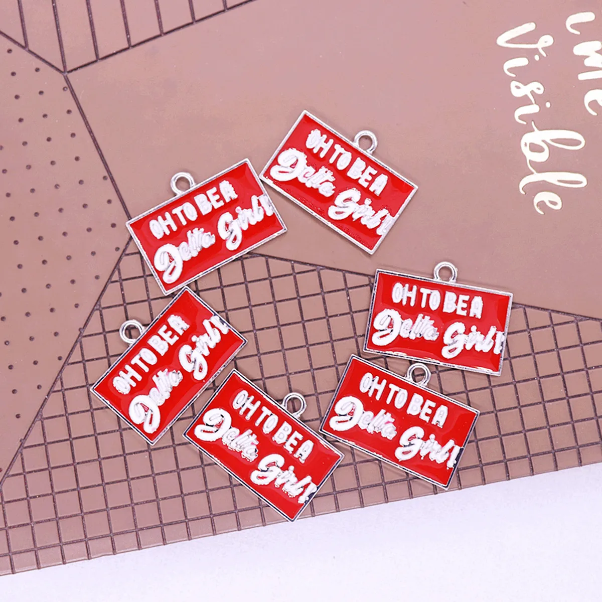 رسائل المجموعة الحمراء لتكون دلتا بنات Charms سورور المعلقات ملحق DIY بها بنفسك