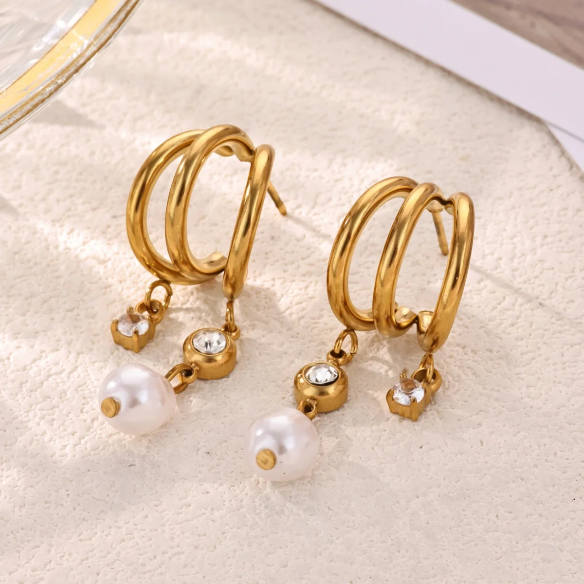 Vintage-Dreifach-Kreis-Ohrringe für Damen, aus Edelstahl, goldfarben, mit Imitationsperle und Zirkonia-Anhänger. – Detail 2