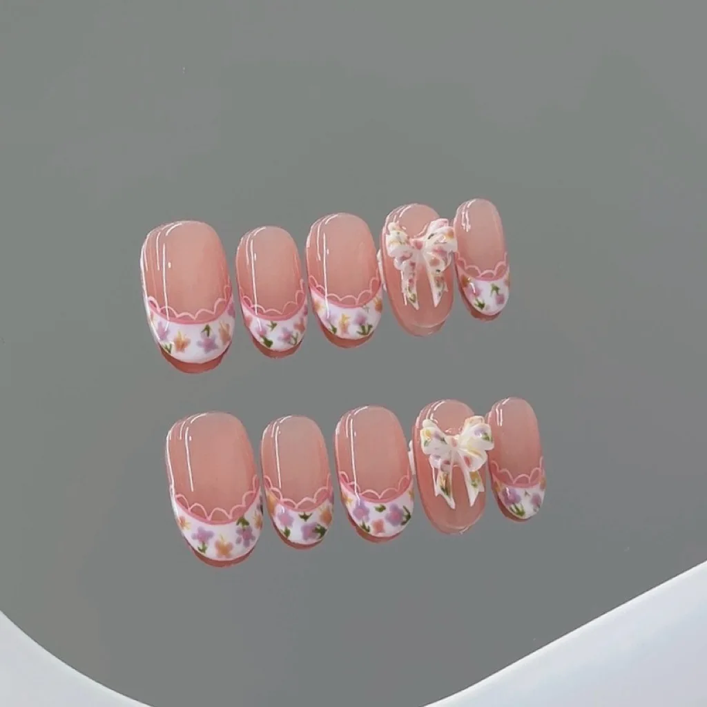 10 Stück handgemachte kurze runde Nägel zum Aufdrücken, Sommer, kleine Blumendekoration, gefälschte Nagelspitzen, tragbar, wiederverwendbar, rosa französische Kunstnägel