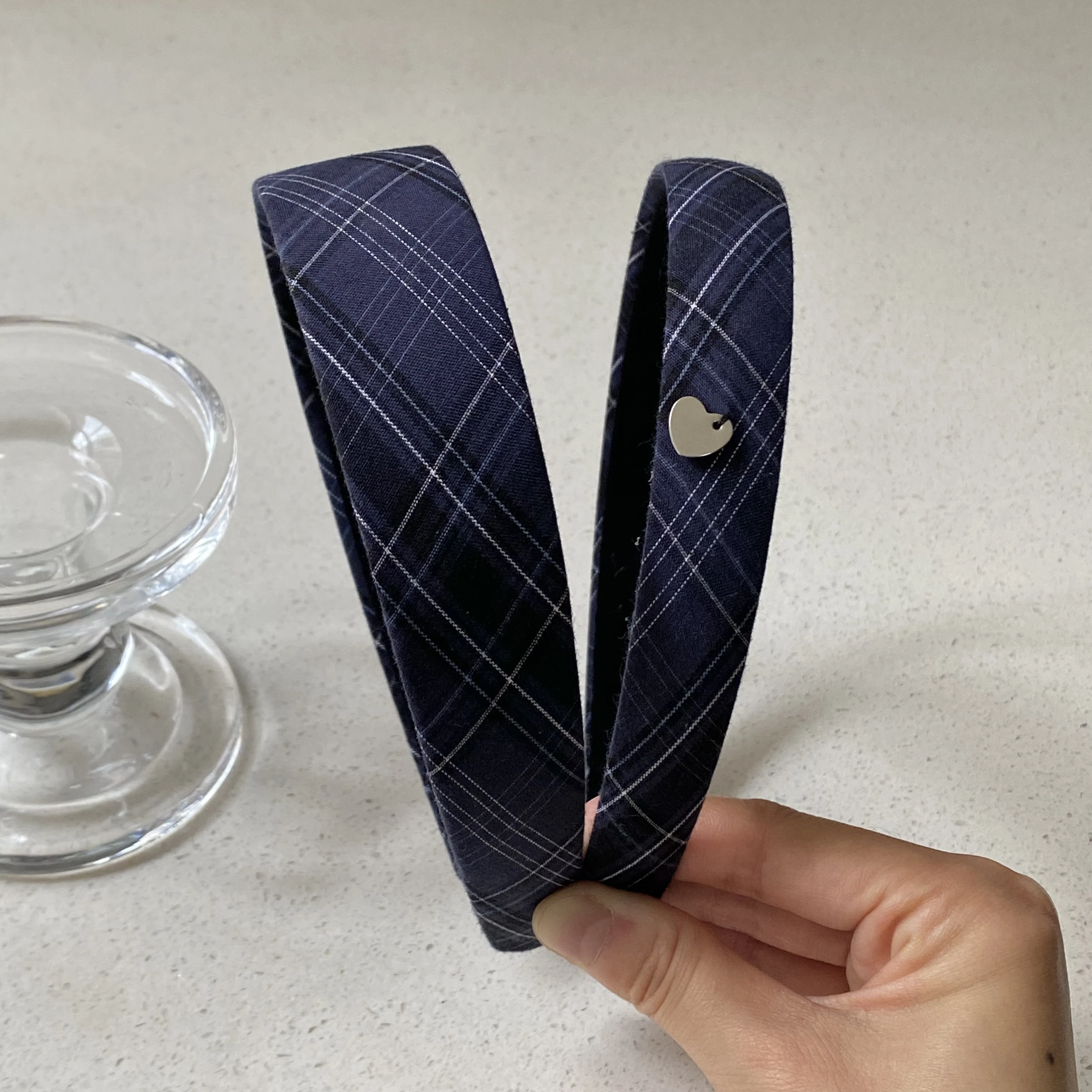 1 Stück marineblaue karierte Haar-Stirnbänder mit Herz-Dekor, stilvoller Haarschmuck für Frauen, süße Haarbänder für den Alltag und Partykleidung – Detail 3