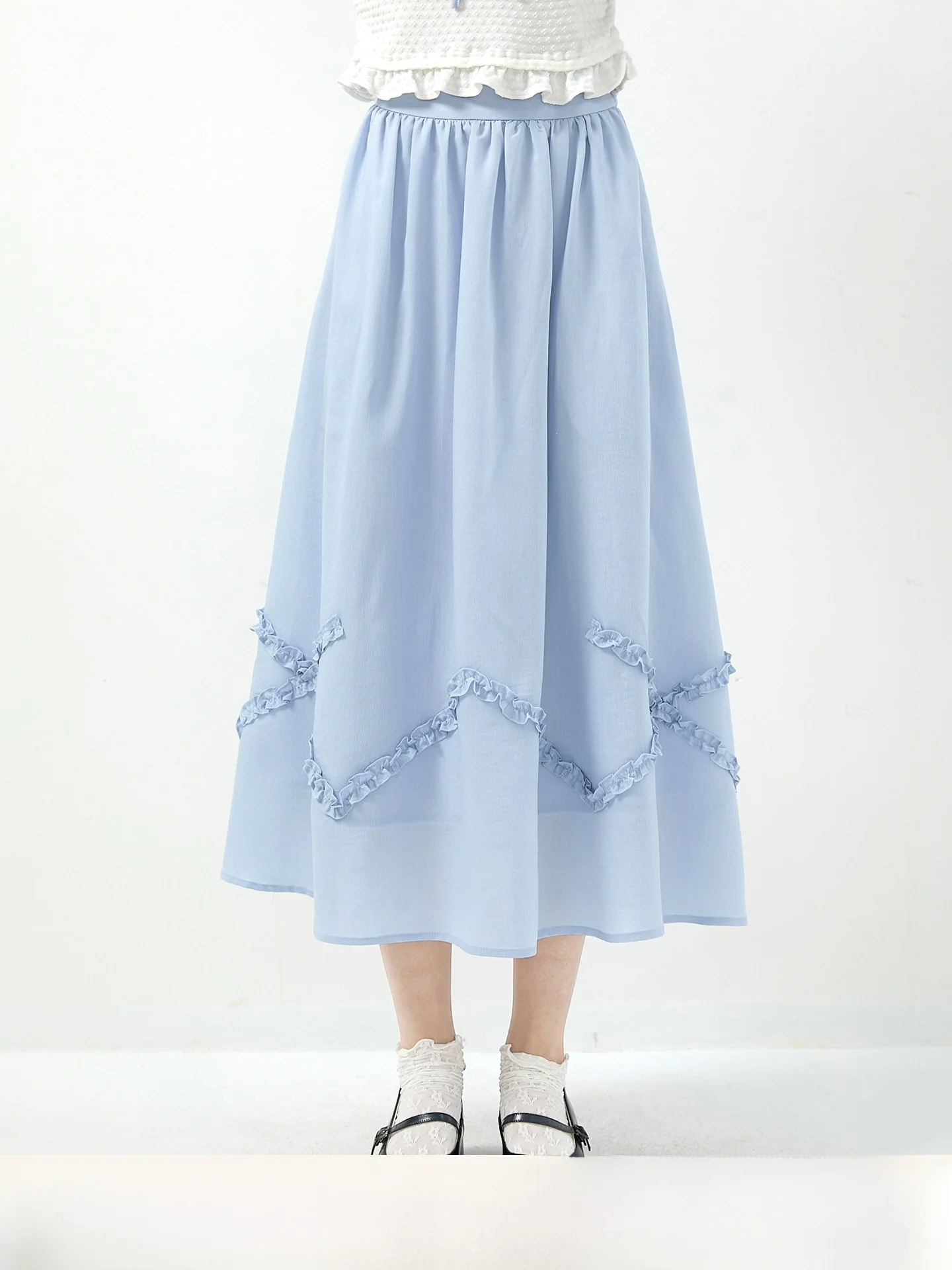 

Элегантная юбка-трапеция средней длины с эластичной талией из полиэстера и вискозы, цвета хлопковой ваты и морской синевы.