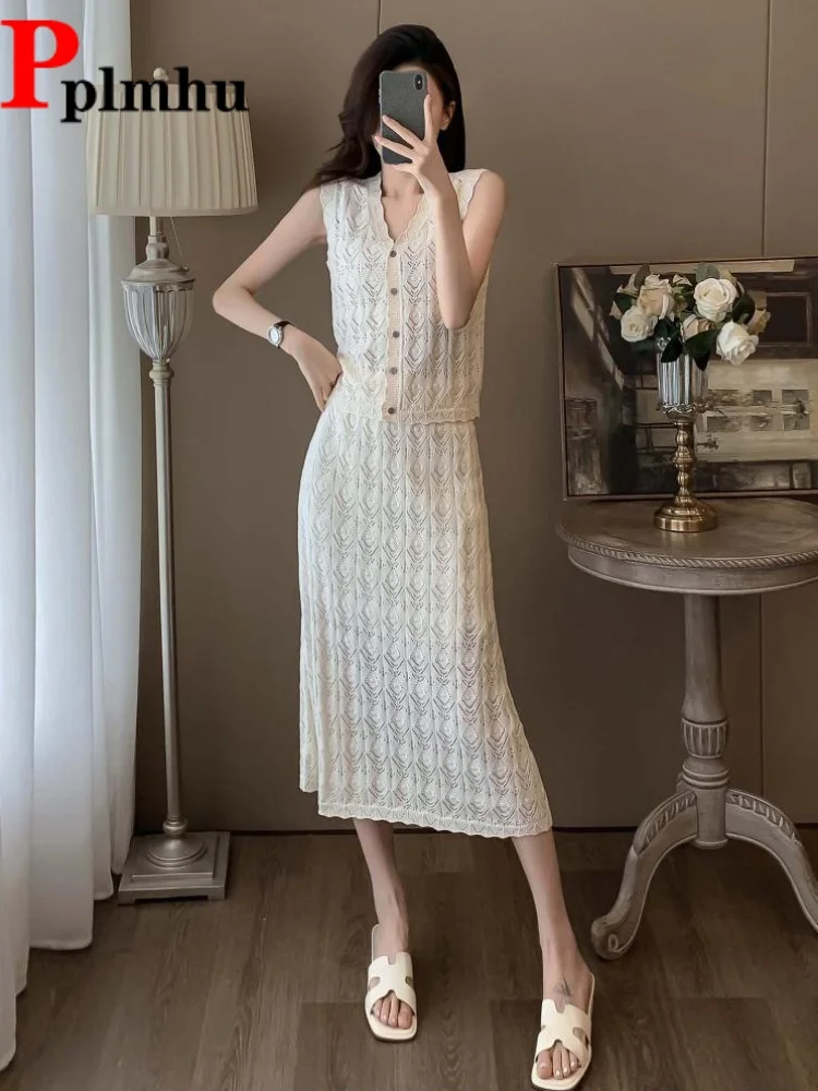 

Элегантный комплект из двух предметов: вязаный жилет без рукавов с V-образным вырезом и модная юбка А-силуэта с высокой талией на одной пуговице