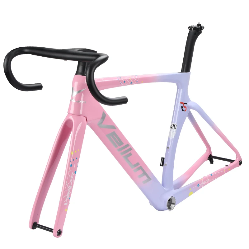 

Новый дорожный велосипед VELLUM RS T800 с карбоновой рамой, ветрозащитным держателем дискового тормоза и рулем розовато-фиолетового цвета.