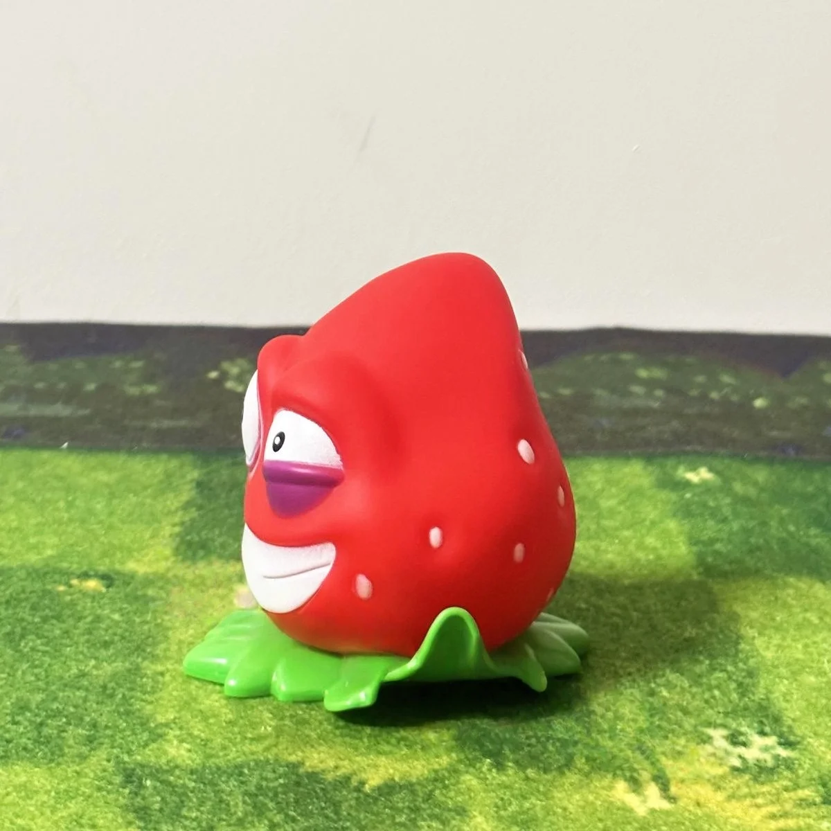 딸기 신규 식물 대 좀비는 부드러운 고무 장난감 장면, 슈터 게임 및 생일 선물용 장난감입니다.