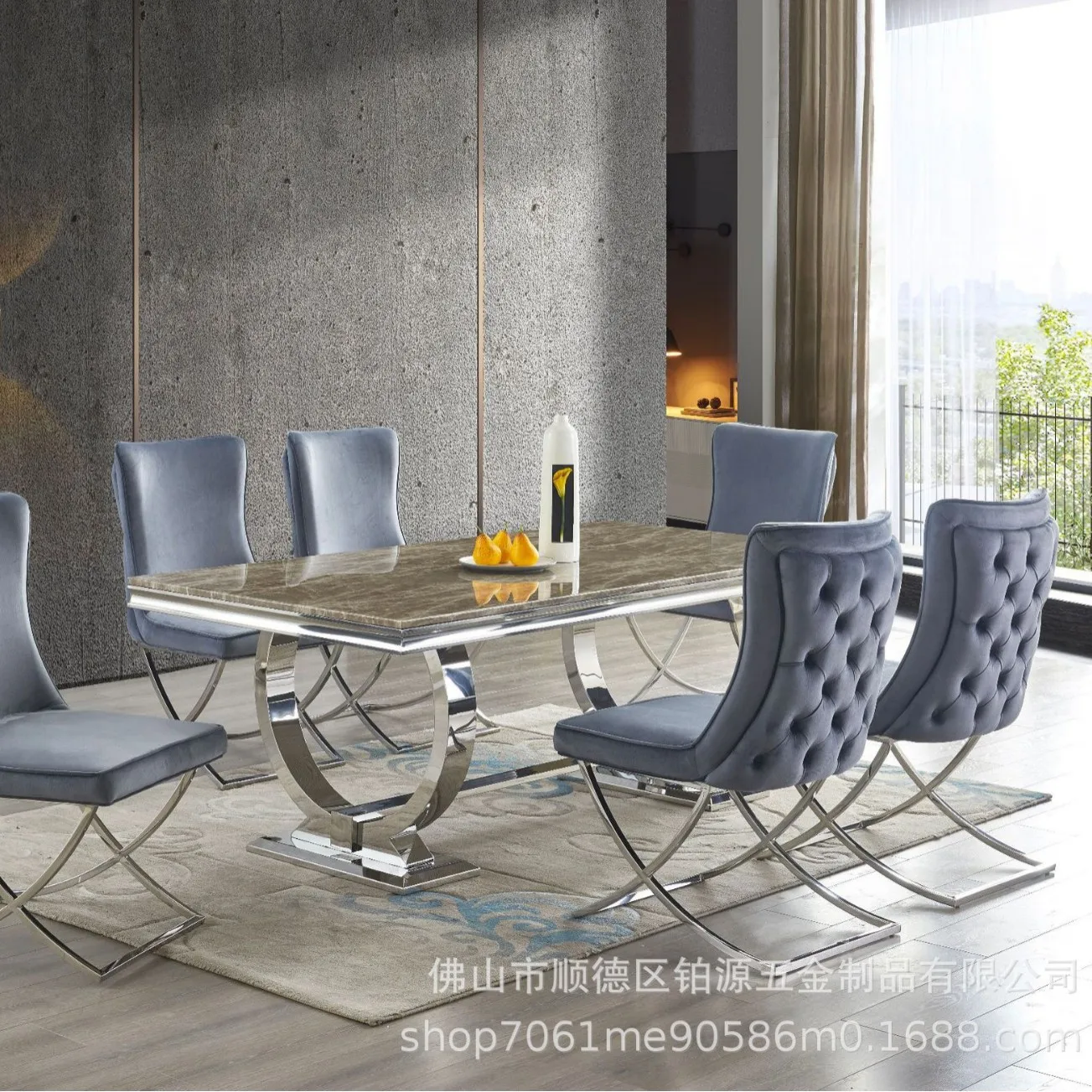 大理石のステンレス製ダイニングテーブル、モダンなミニマリストのダイニングテーブルとステンレス製の椅子