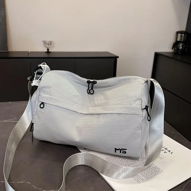 

Пригородная сумка-мессенджер большой вместимости с минималистским деловым эффектом, однотонная