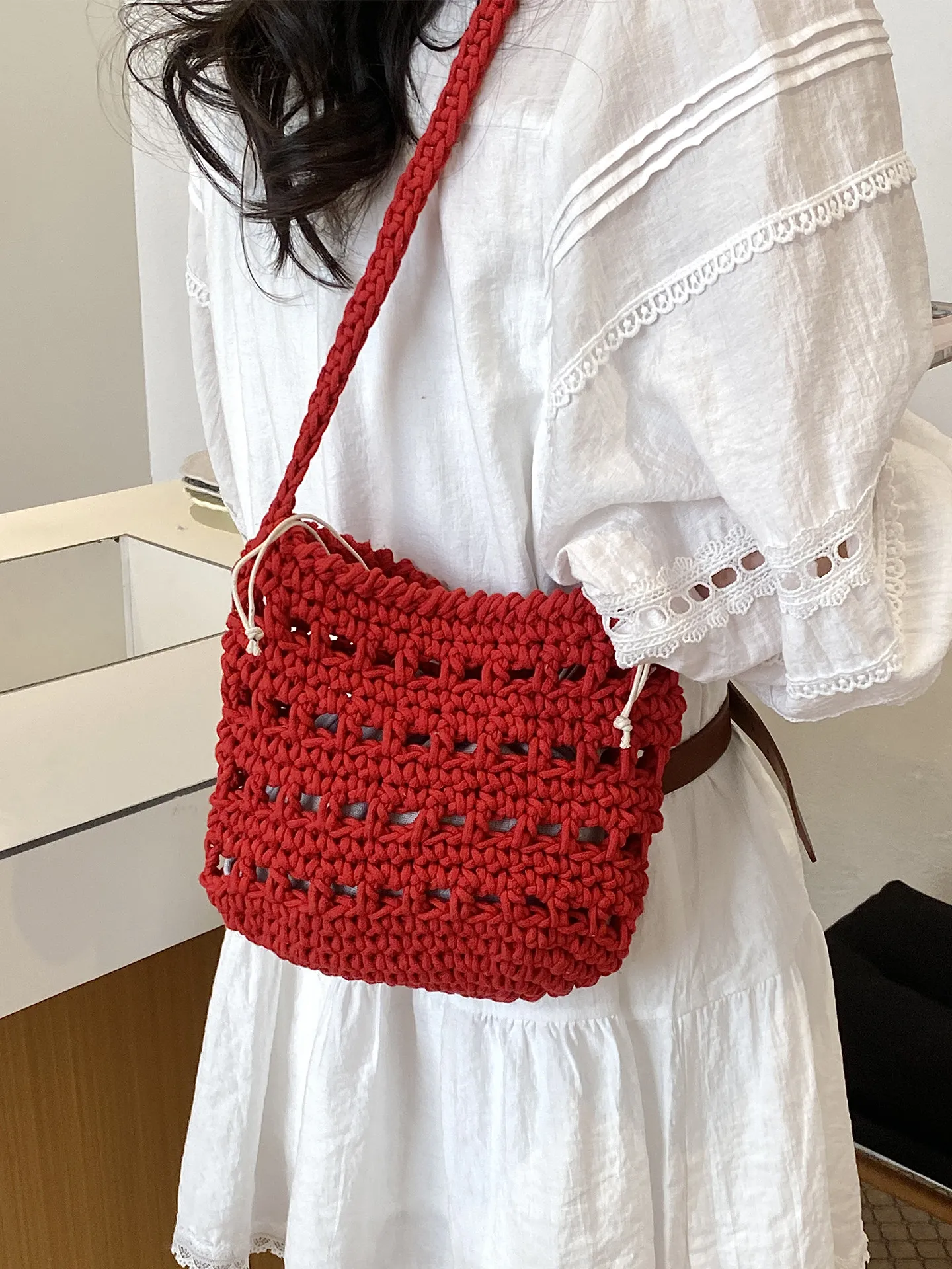 

Chic Red Hollow Out Woven Bags Women Fashionable Trend Casual Solid Color Crossbody Bag Summer Beach Vacation Mobile Phone Pack