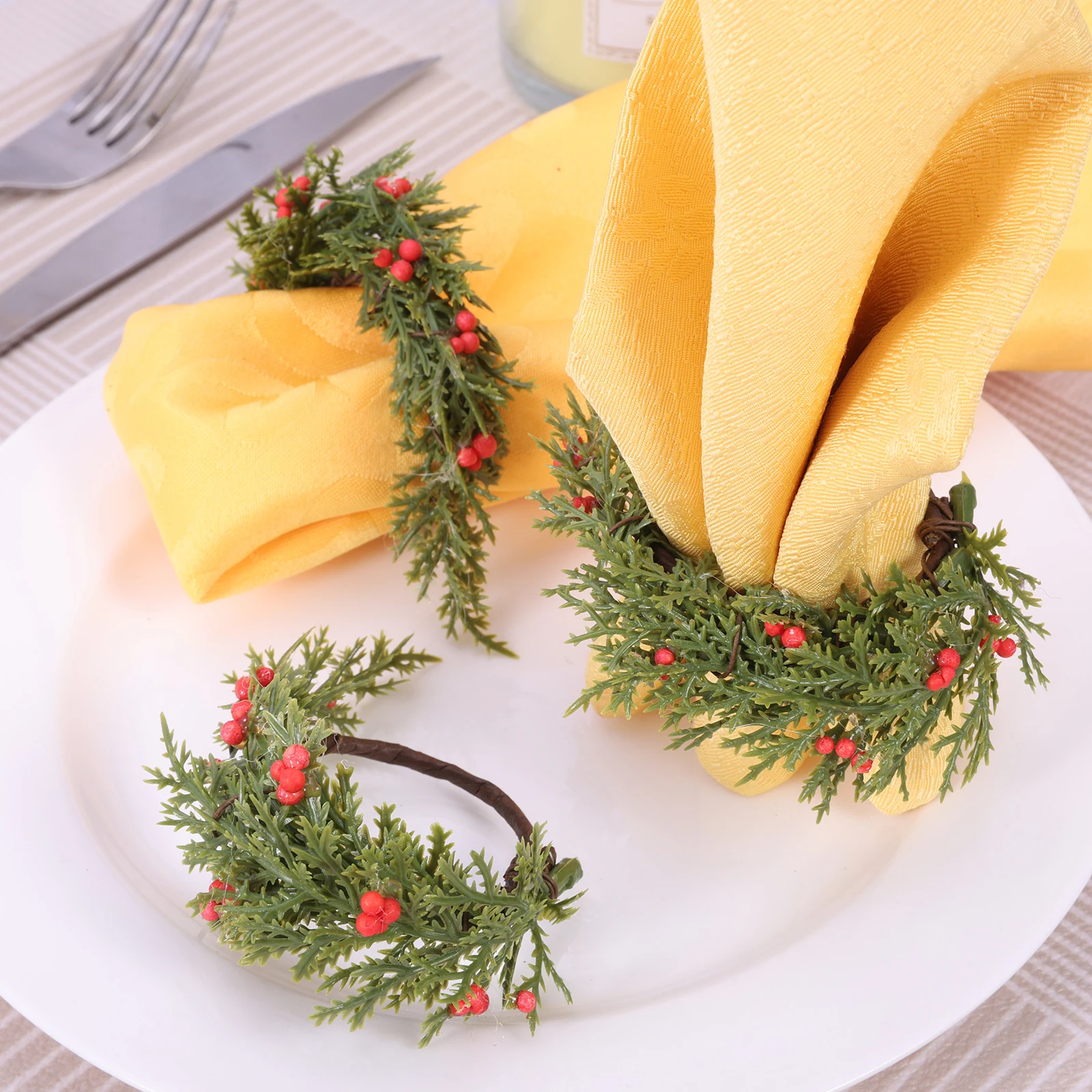 6Pcs Christmas Napkin Rings Xmas Wreath Red Berries Napkin Holder Buckle Table Decoration For Holiday Party Dinner Banquet