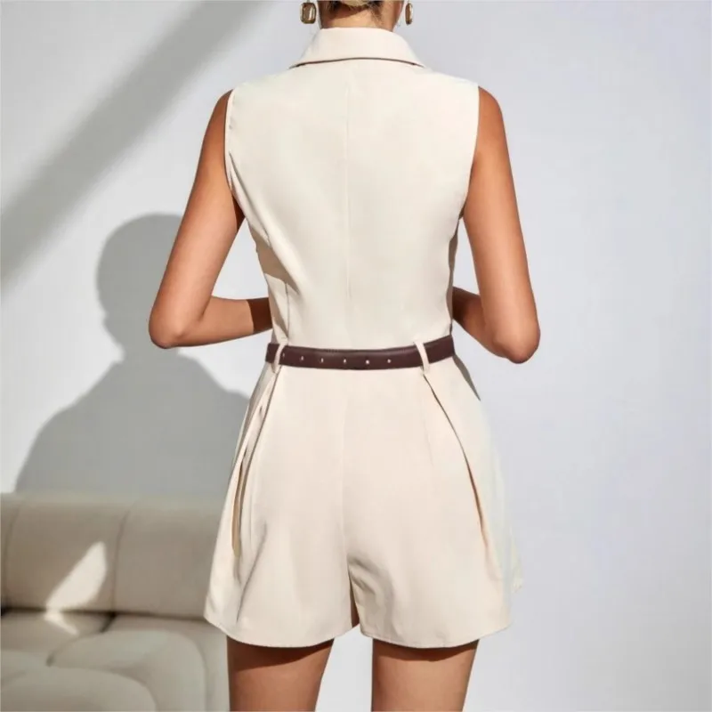 Elegancki damski kombinezon bez rękawów na lato z klapami w szpic, dekoltem w serek, paskiem i szortami, kombinezon z temperamentem do pracy.