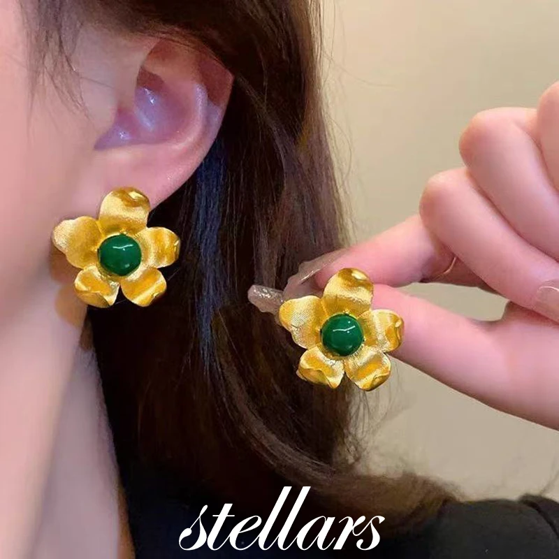 

Retro Gold Color Floral Geometric Stud Earrings Vintage Palace Style Niche Design Light Luxury Fashion Jewelry for Women