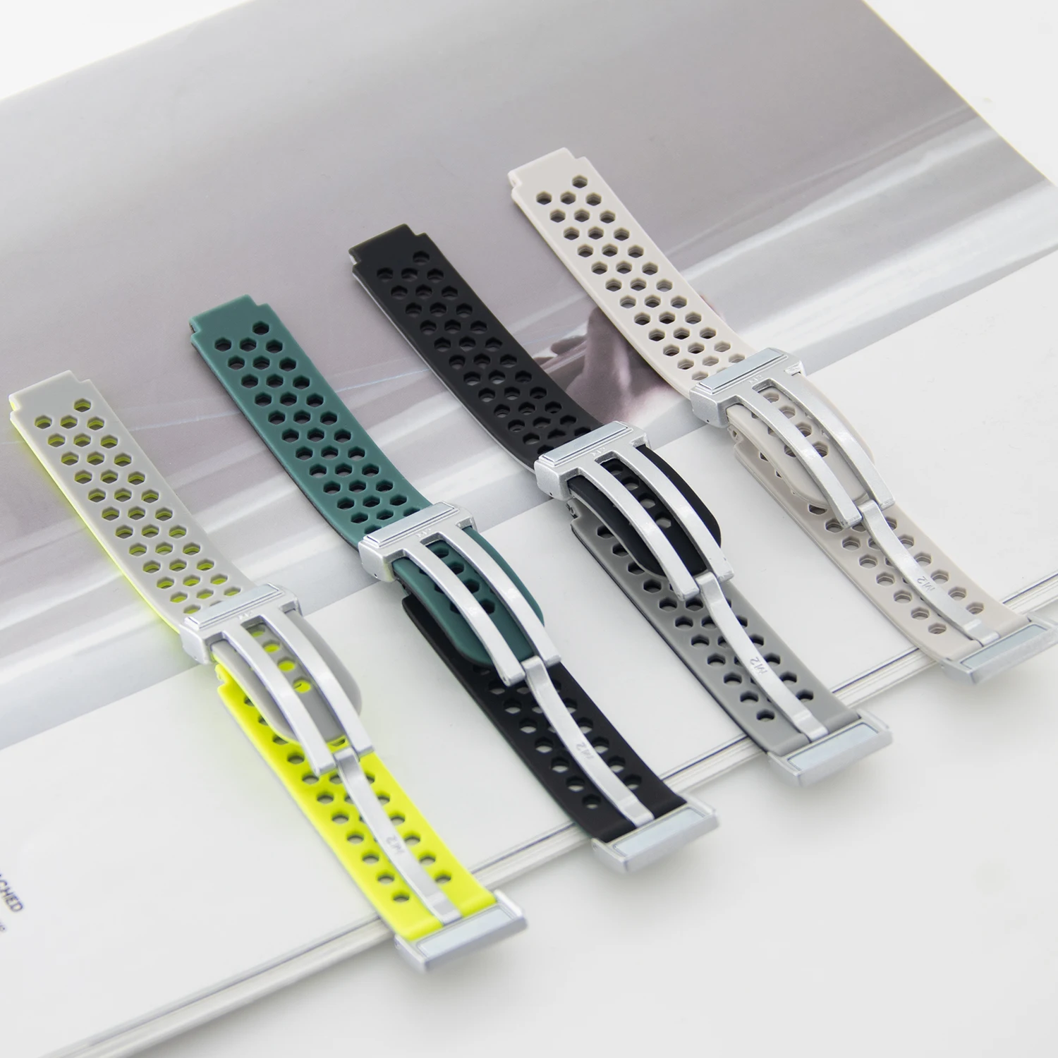 Cinturino per orologio sportivo in silicone da 12 mm 16 mm 18 mm 20 mm 22 mm per cinturino sportivo intelligente con fori d'aria esagonali traspiranti e fibbia magnetica