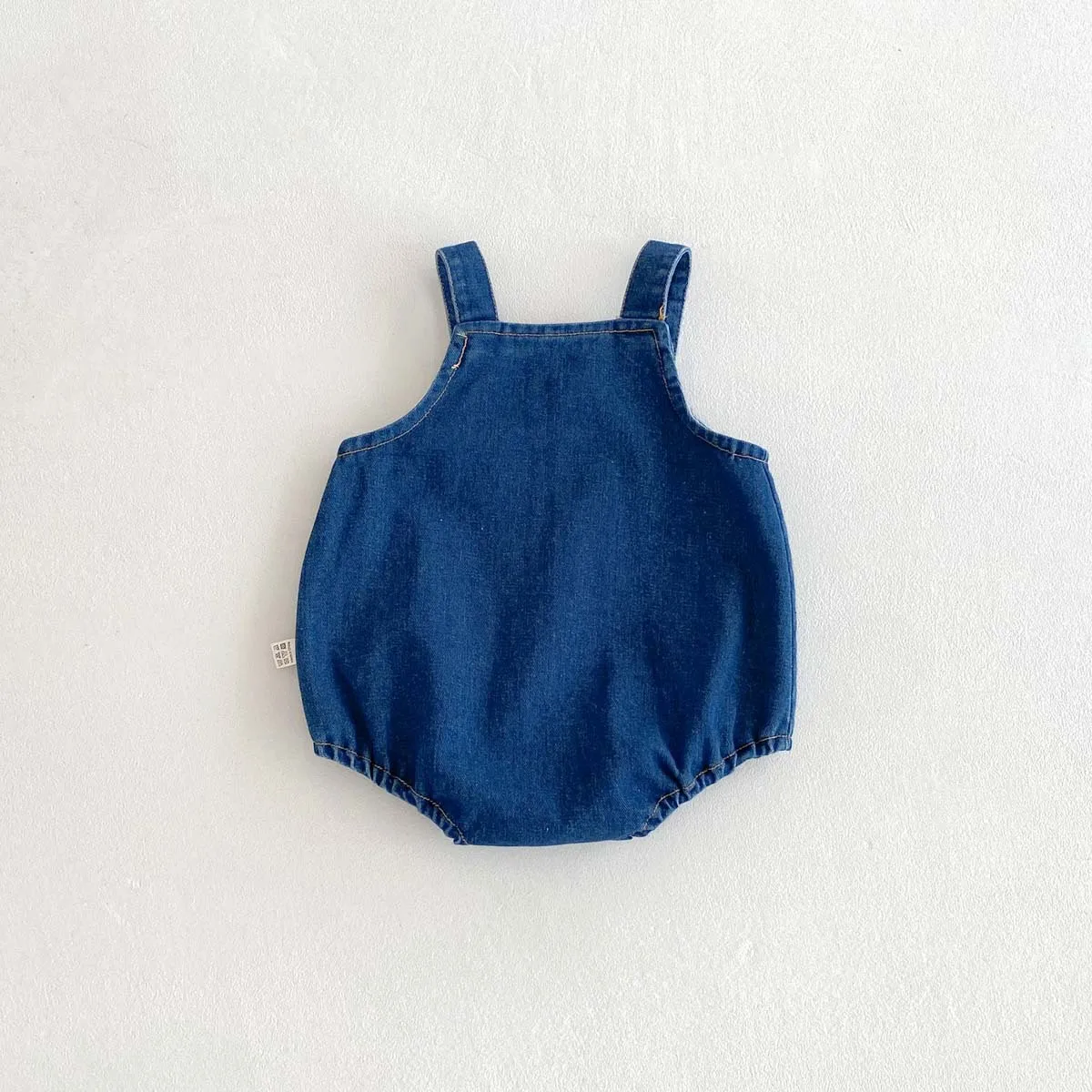 男の子と女の子のオーバーオールサマースタイルベビーデニムバッグおならジャケット無地ノースリーブベビーポケット屋外ジャンプスーツ