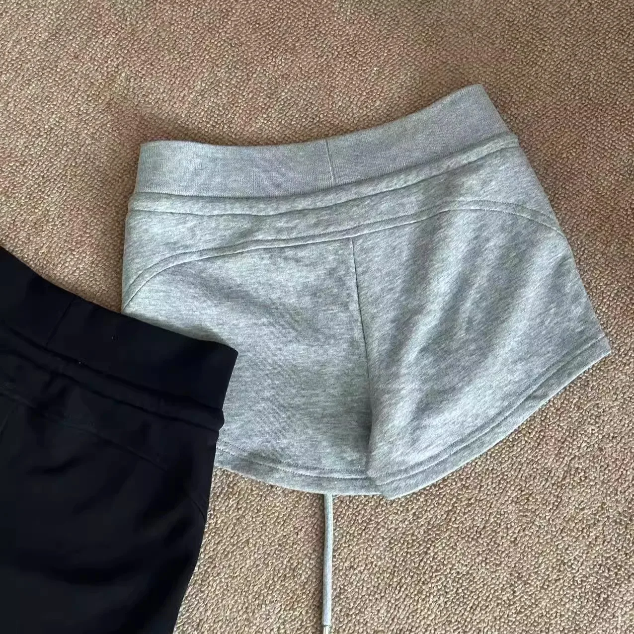 กางเกงขาสั้นผู้หญิงสำหรับฤดูร้อน สวมใส่สบาย ทรงหลวม ตรง รูดเชือกผูกเอว ผ้าเนื้อนุ่ม สไตล์ลำลอง เหมาะสำหรับเล่นกีฬา